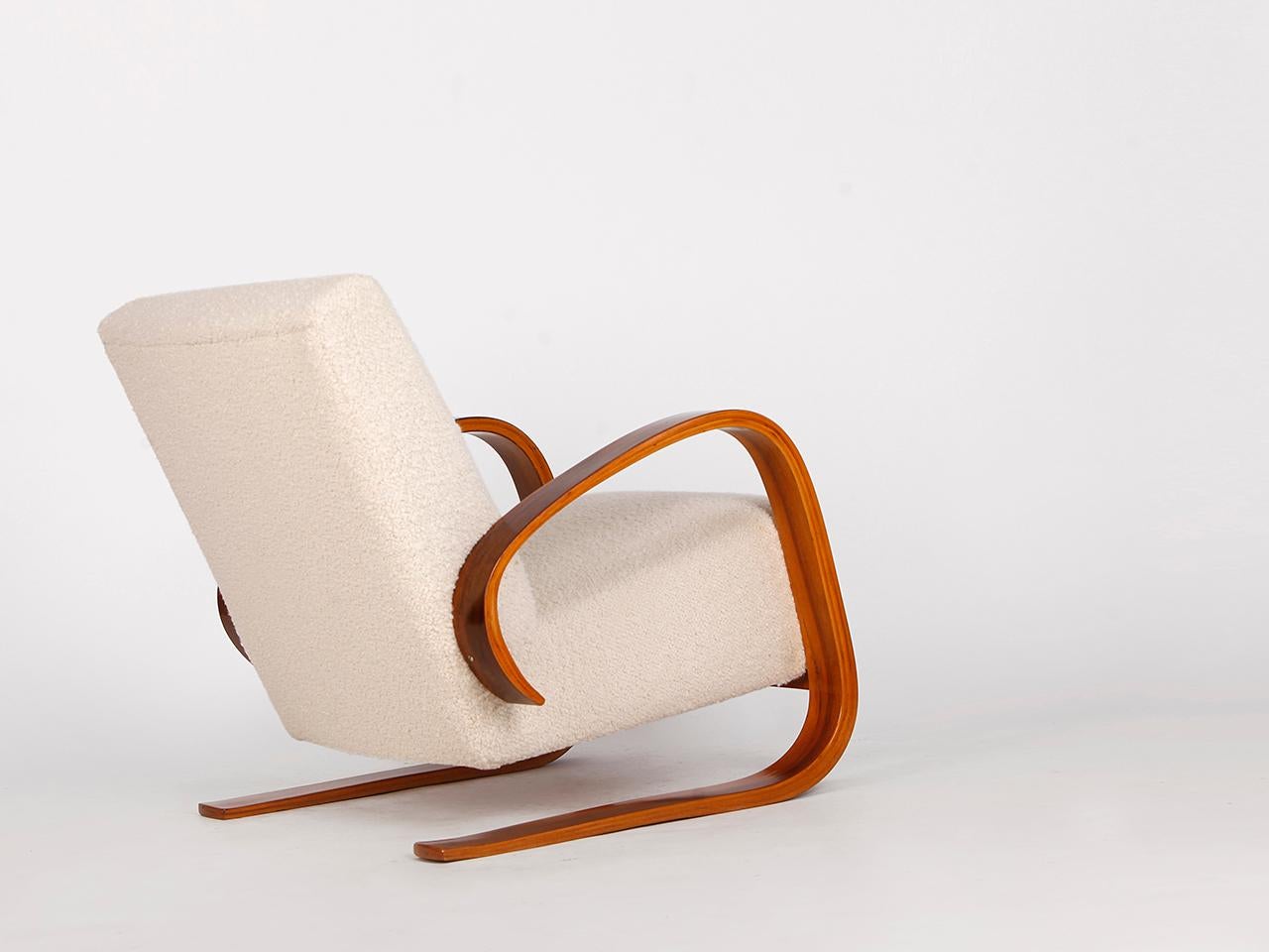 Cantilever Boucle Armchair by Miroslav Navrátil for UP Závody, 1950s In Excellent Condition For Sale In Wien, AT