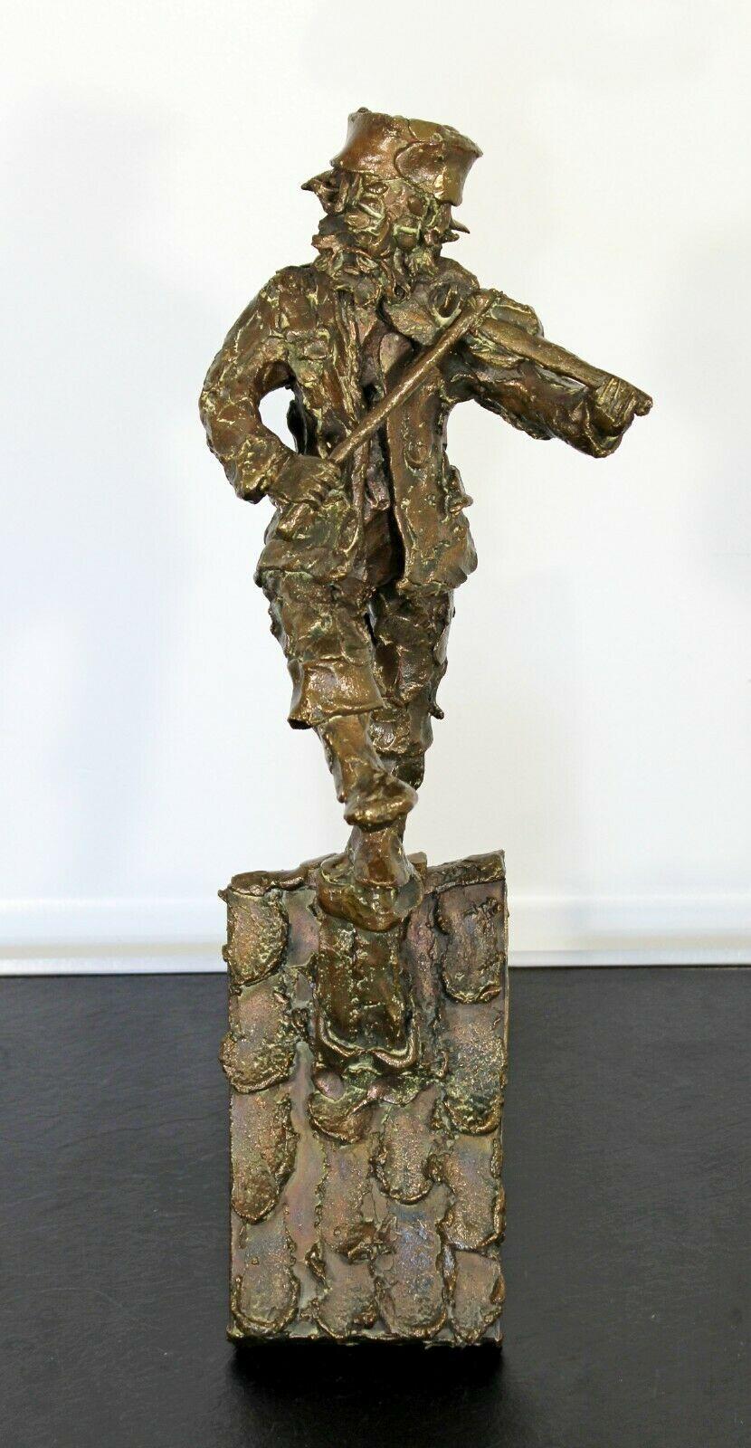 For your consideration is a fantastic, heavy bronze table sculpture, depicting a fiddler on the roof, signed. In excellent condition. The dimensions are 7