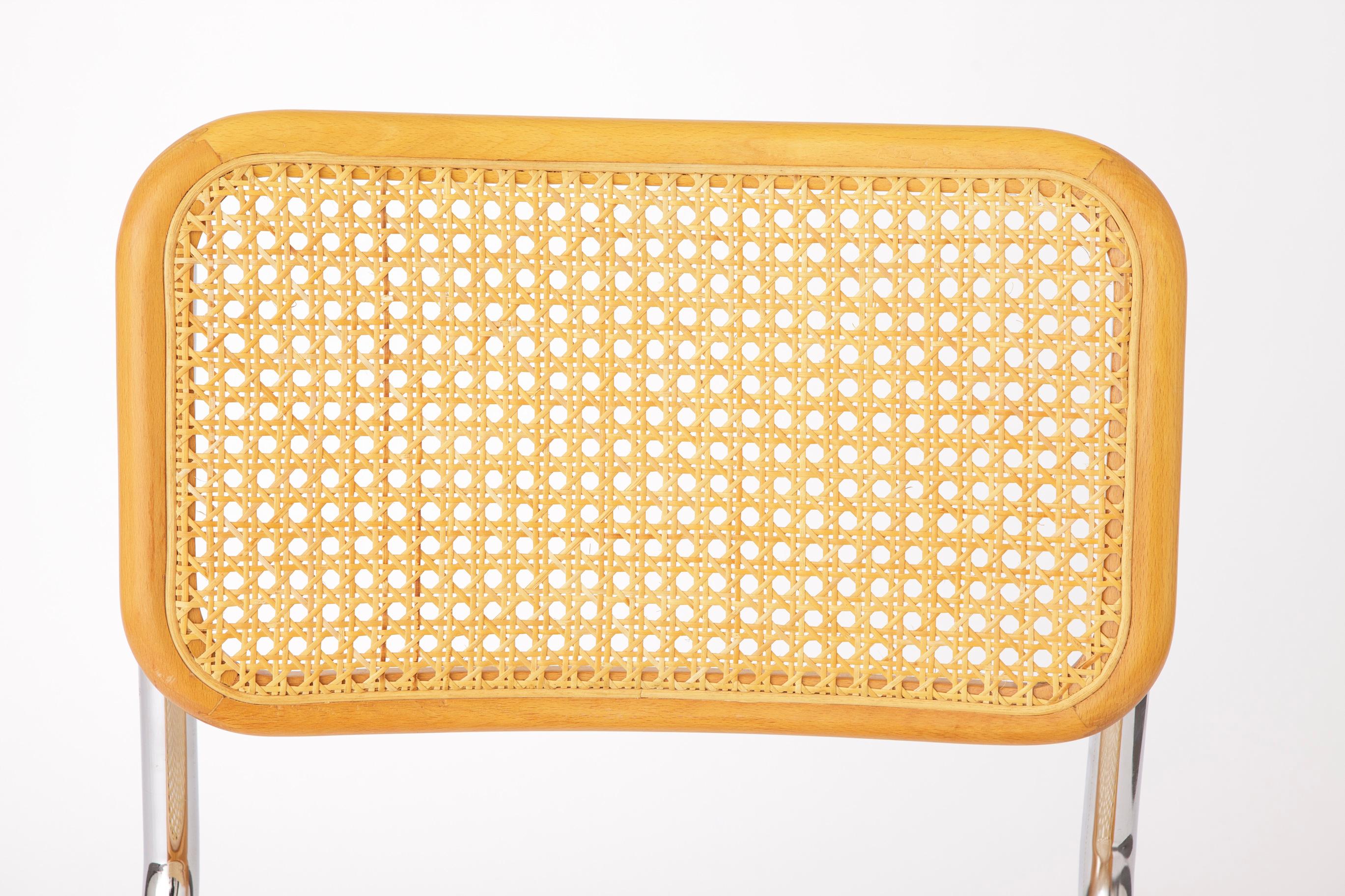 Cantilever Chair from the 1990s, Made in Italy
(Not Thonet)
This chair is a unique piece, inspired by Marcel Breuer’s iconic designs. While the manufacturer is unknown, it serves as a beautiful replica with timeless appeal.

Details:
	•	Good vintage