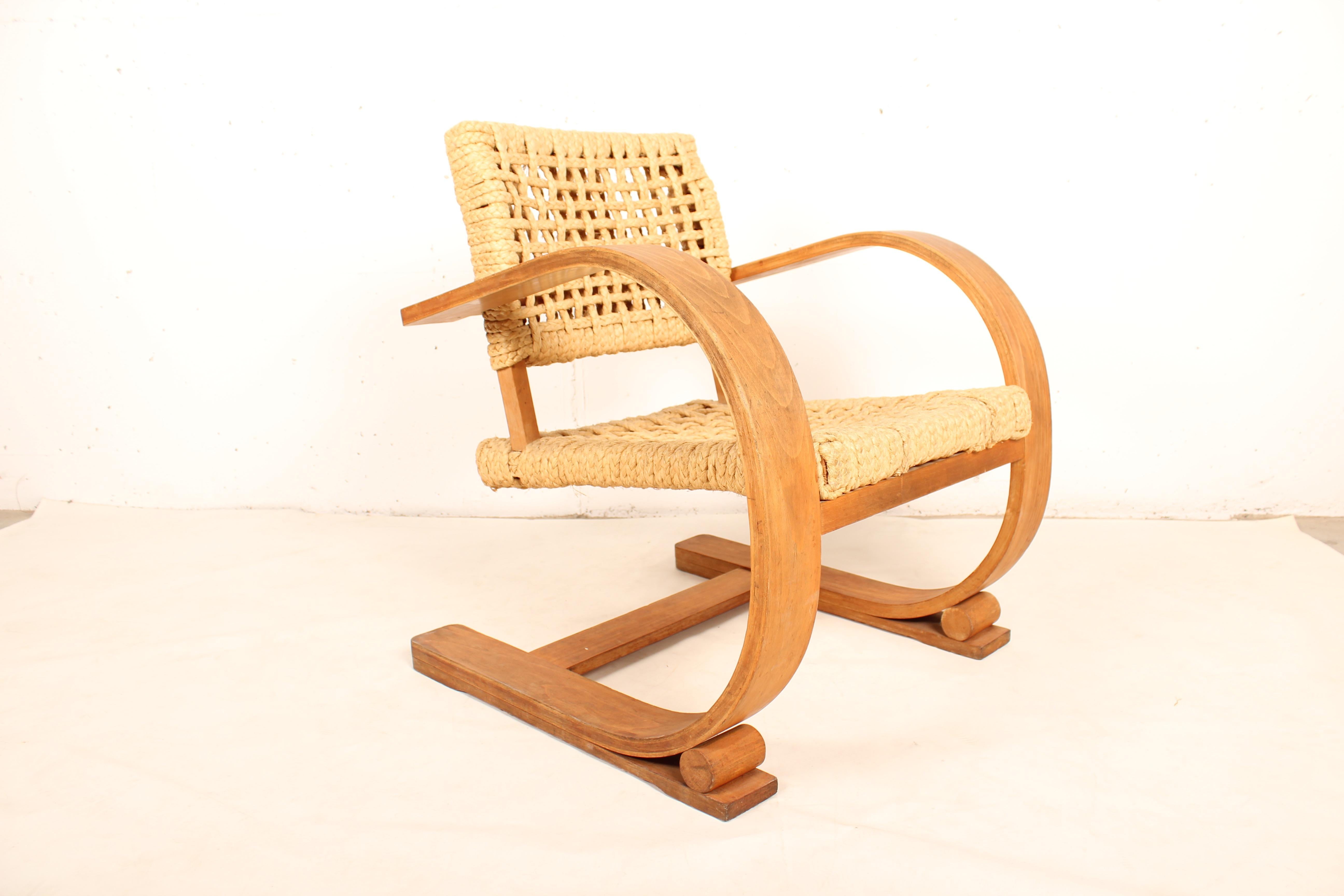 Chaise luge d'Audoux Minet pour Vibo Vesoul, France, années 1940 :
Beauté moderne des années 1940, chaise luge iconique conçue par Adrien Audoux et Frida Minet pour le fabricant Vibo - Vesoul (France).
Les designers français Adrien Audoux & Frida