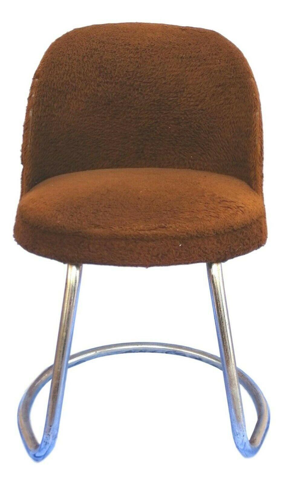 Particular original vintage cantilever chair from the 70s, consisting of a chromed metal frame, covering on the circular seat in brown eco-fur

It measures 76 cm in height, 50 cm in depth, 47 cm in width and 46/47 cm in height of the seat from the