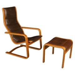 Chaise cantilever modèle "Lamello" avec tabouret conçue par Yngve Ekstrom, Suède