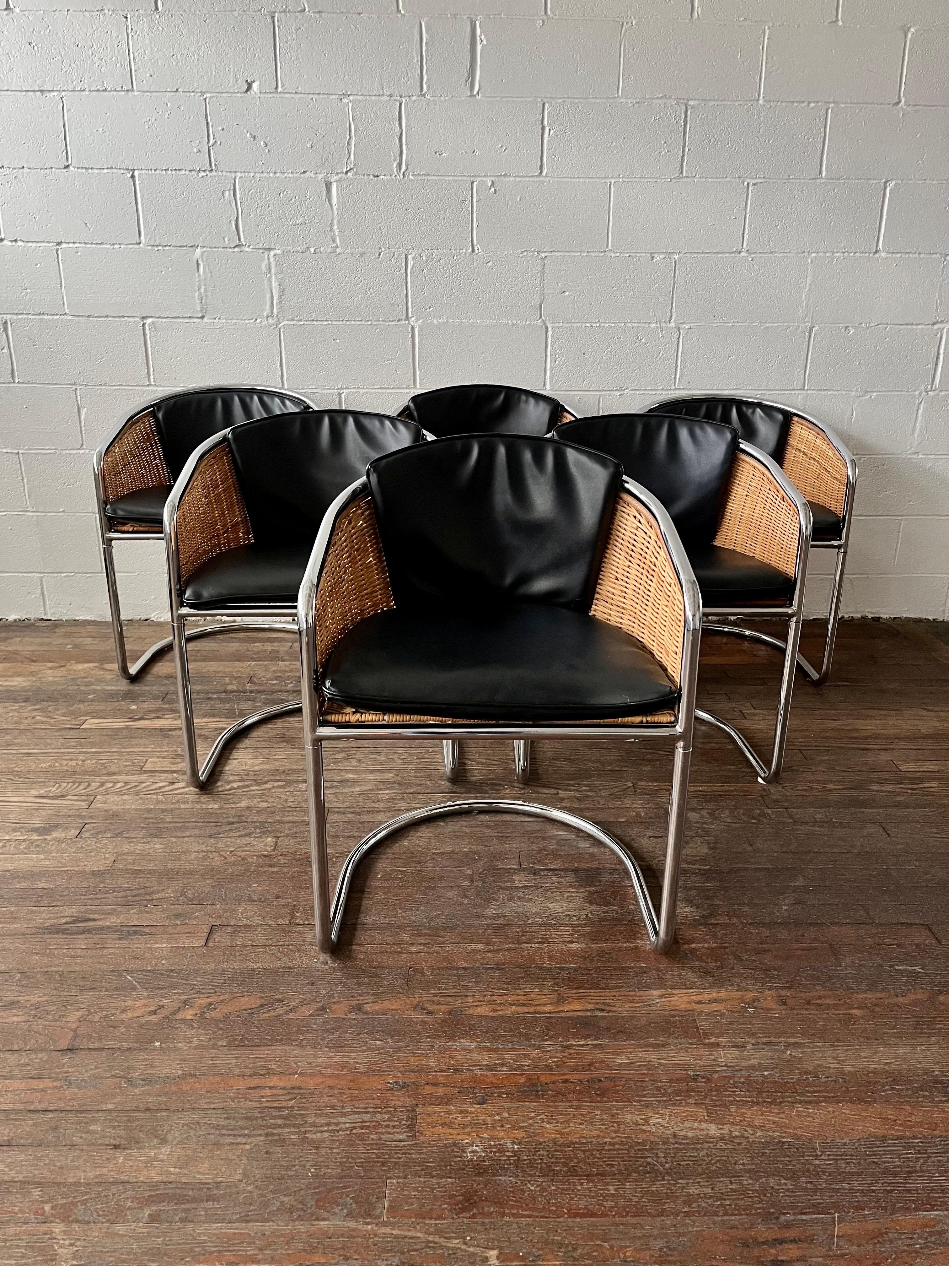 Chaises de salle à manger cantilever en chrome et osier de style Anton Lorenz en vente 1