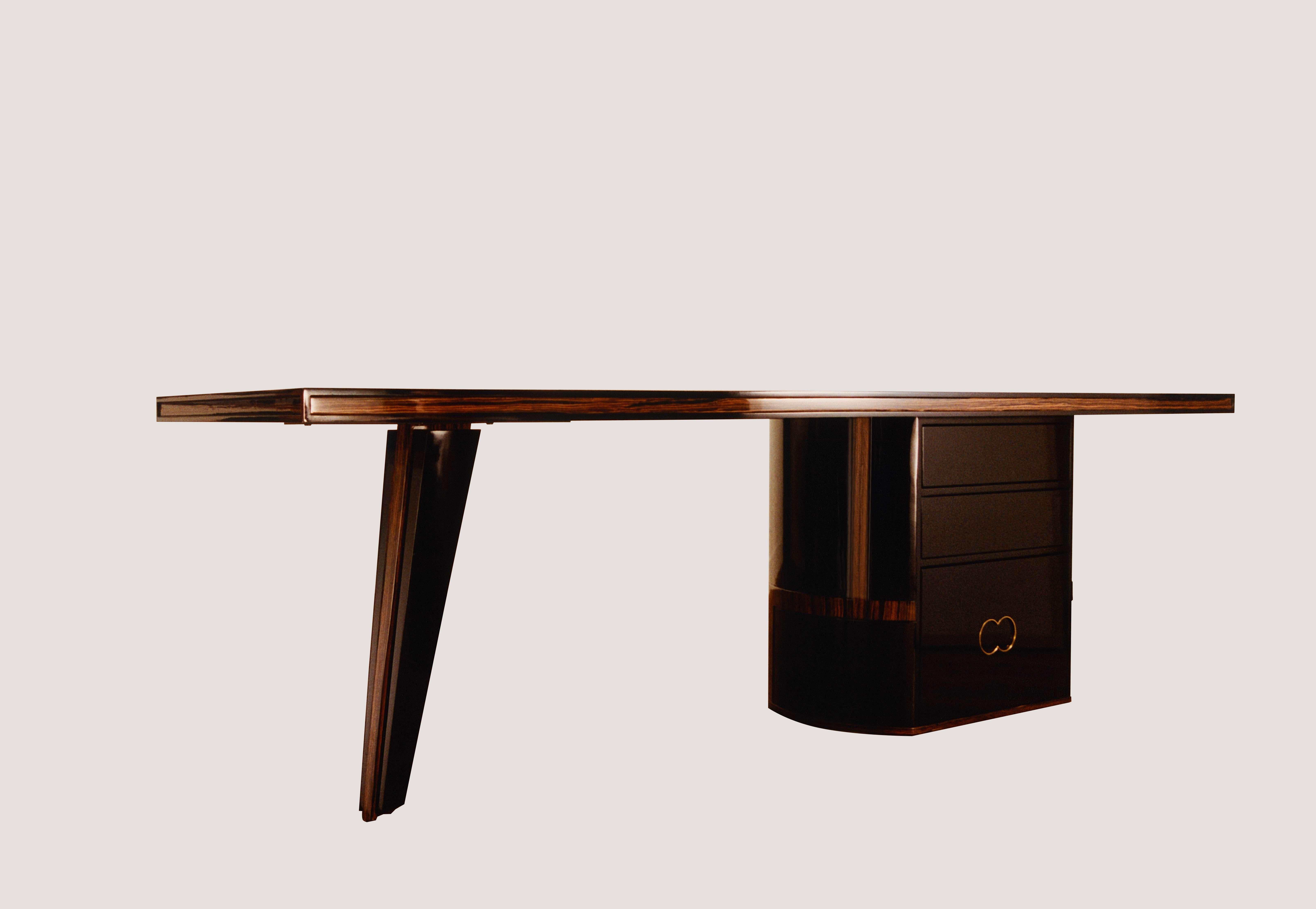 Table de bureau en porte-à-faux en bois massif laqué brillant et laiton par Artempo en vente 2