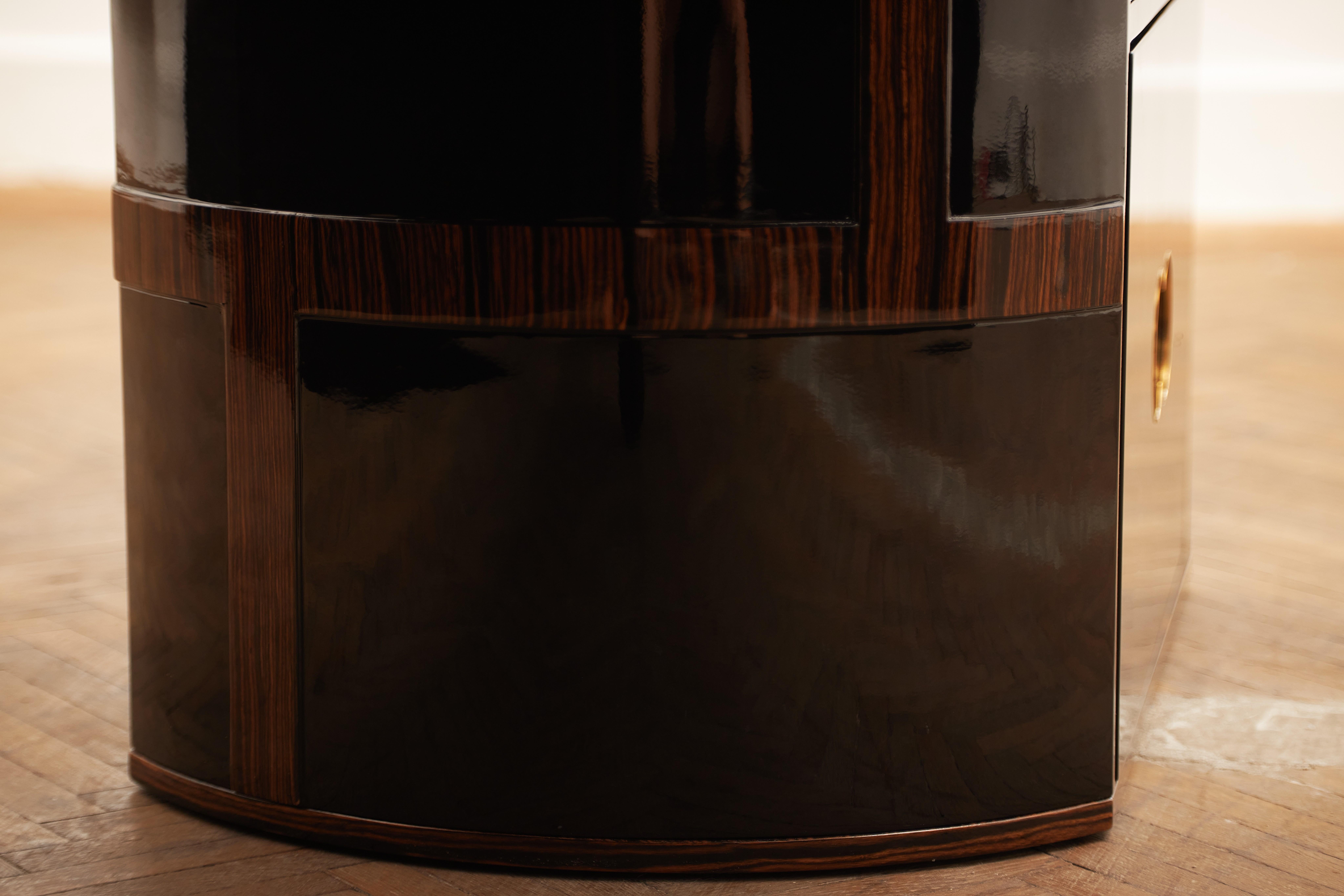 Moderne Table de bureau en porte-à-faux en bois massif laqué brillant et laiton par Artempo en vente