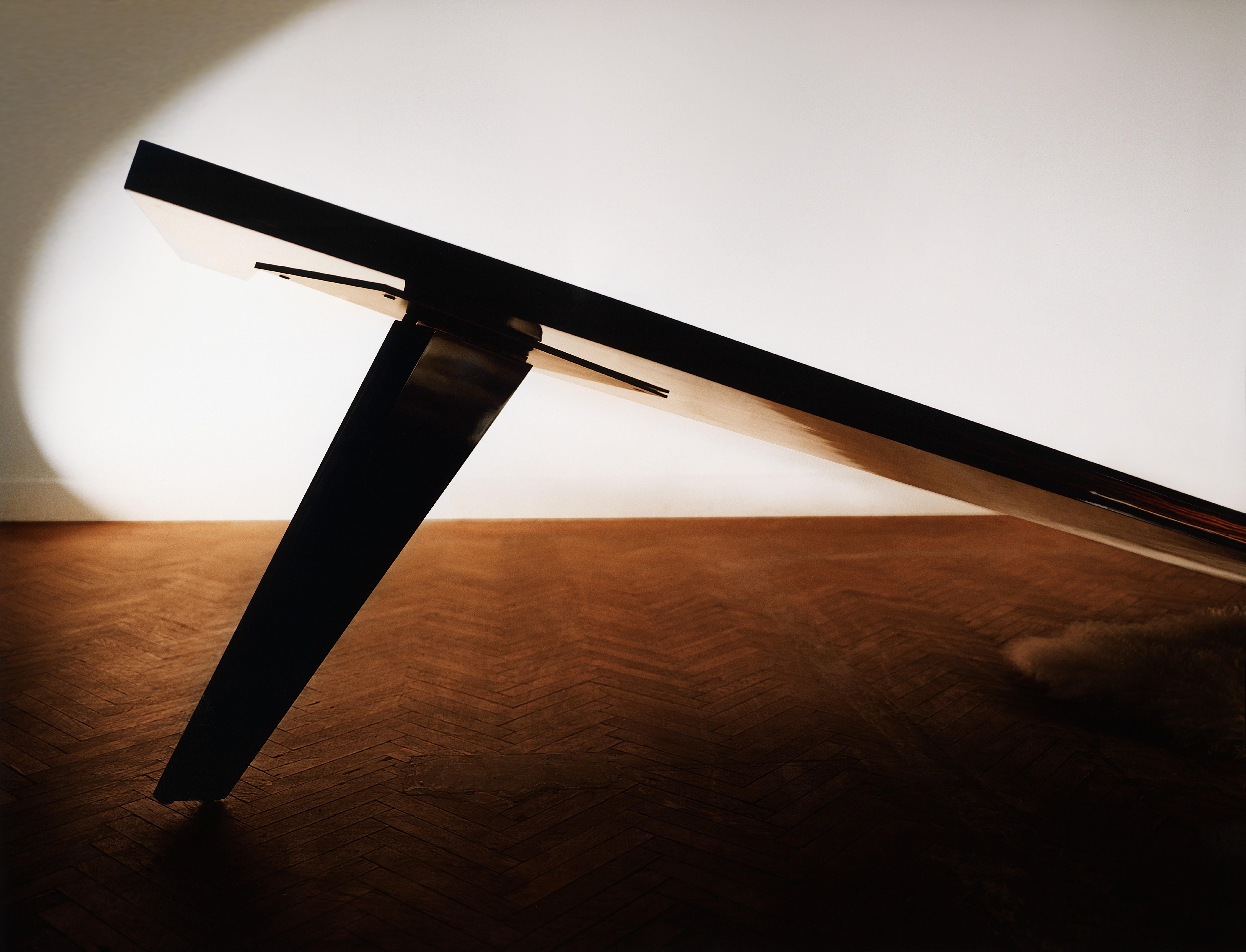 Chinois Table de bureau en porte-à-faux en bois massif laqué brillant et laiton par Artempo en vente