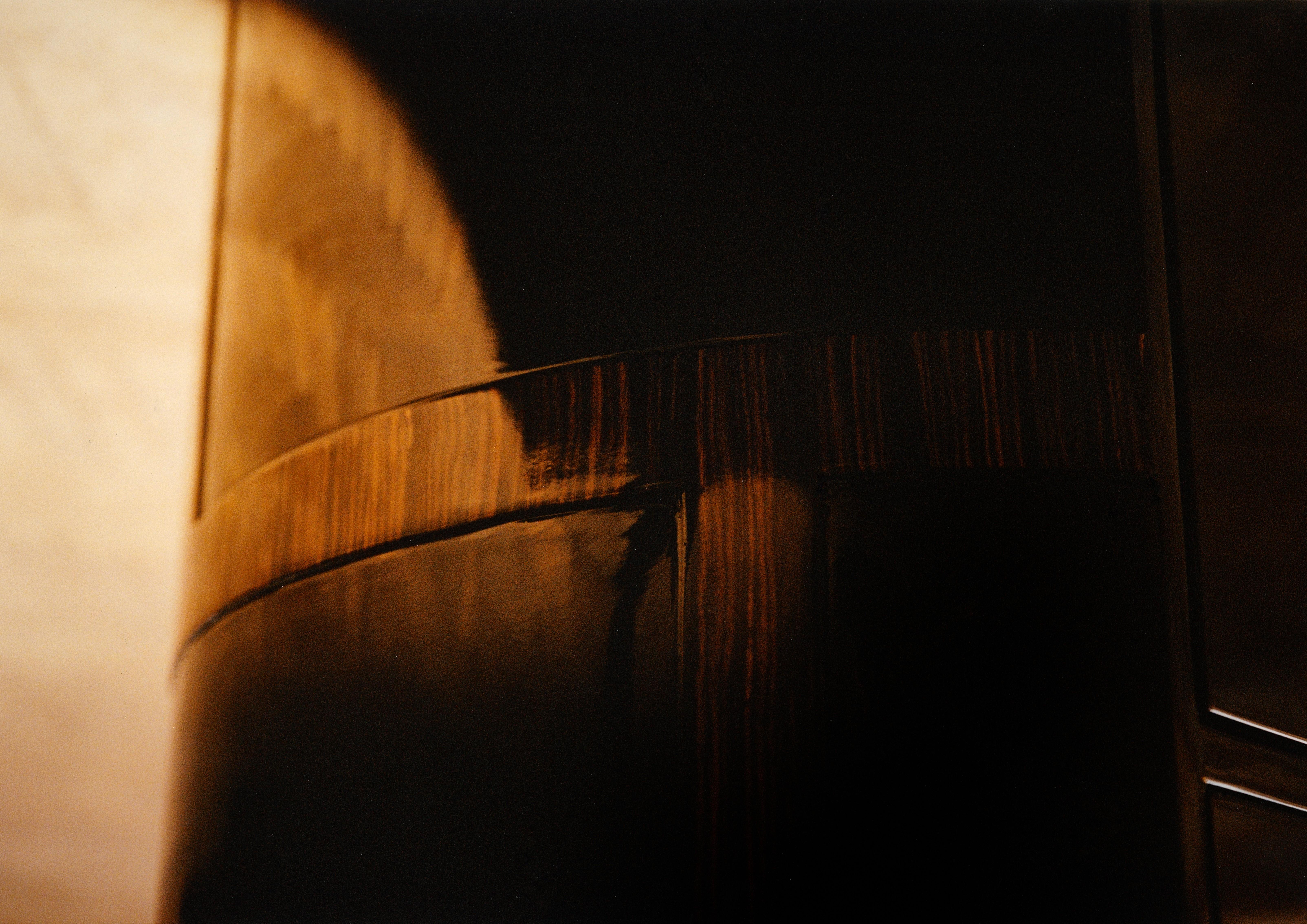 Laqué Table de bureau en porte-à-faux en bois massif laqué brillant et laiton par Artempo en vente