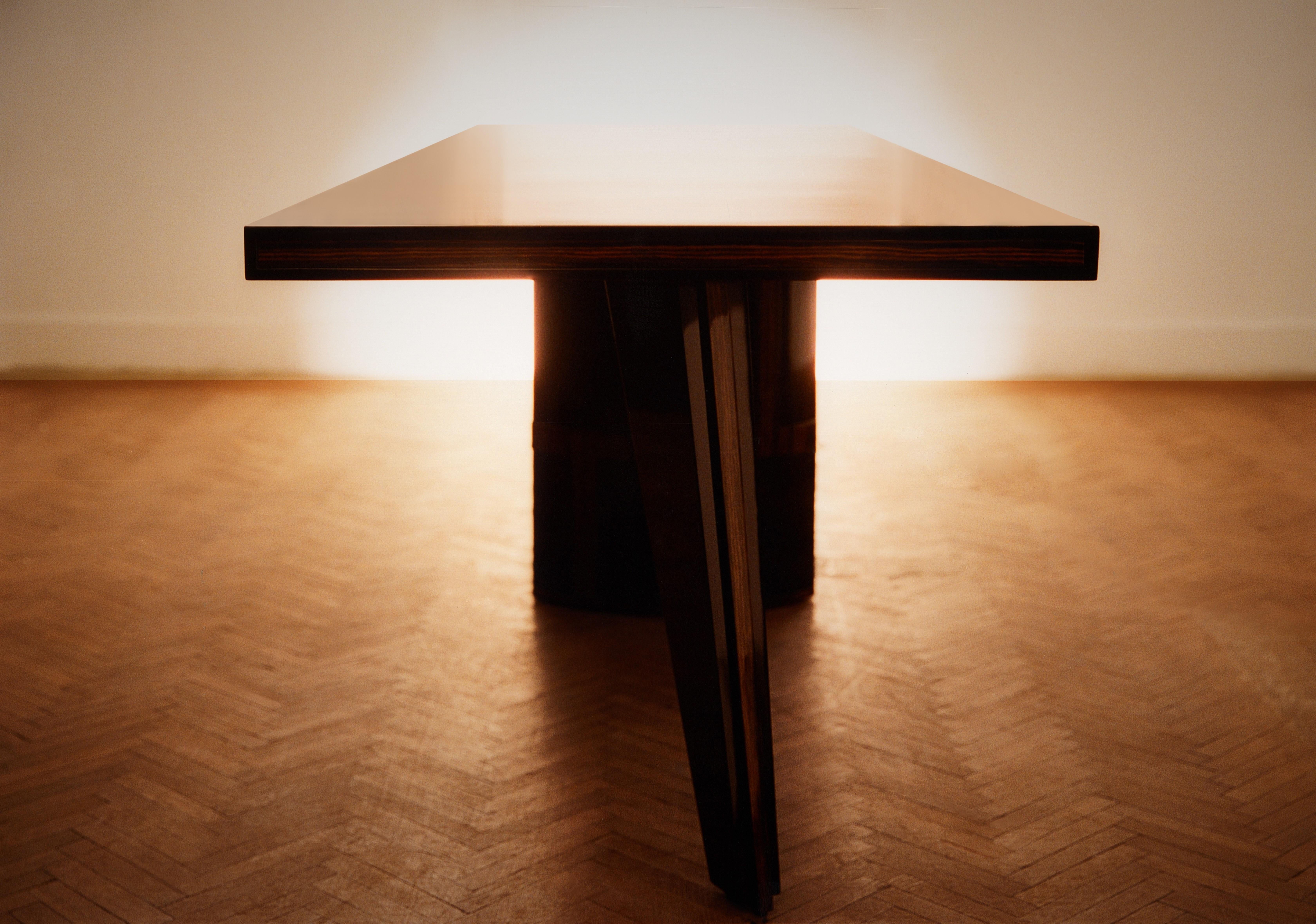 Table de bureau en porte-à-faux en bois massif laqué brillant et laiton par Artempo Neuf - En vente à Geneve, CH