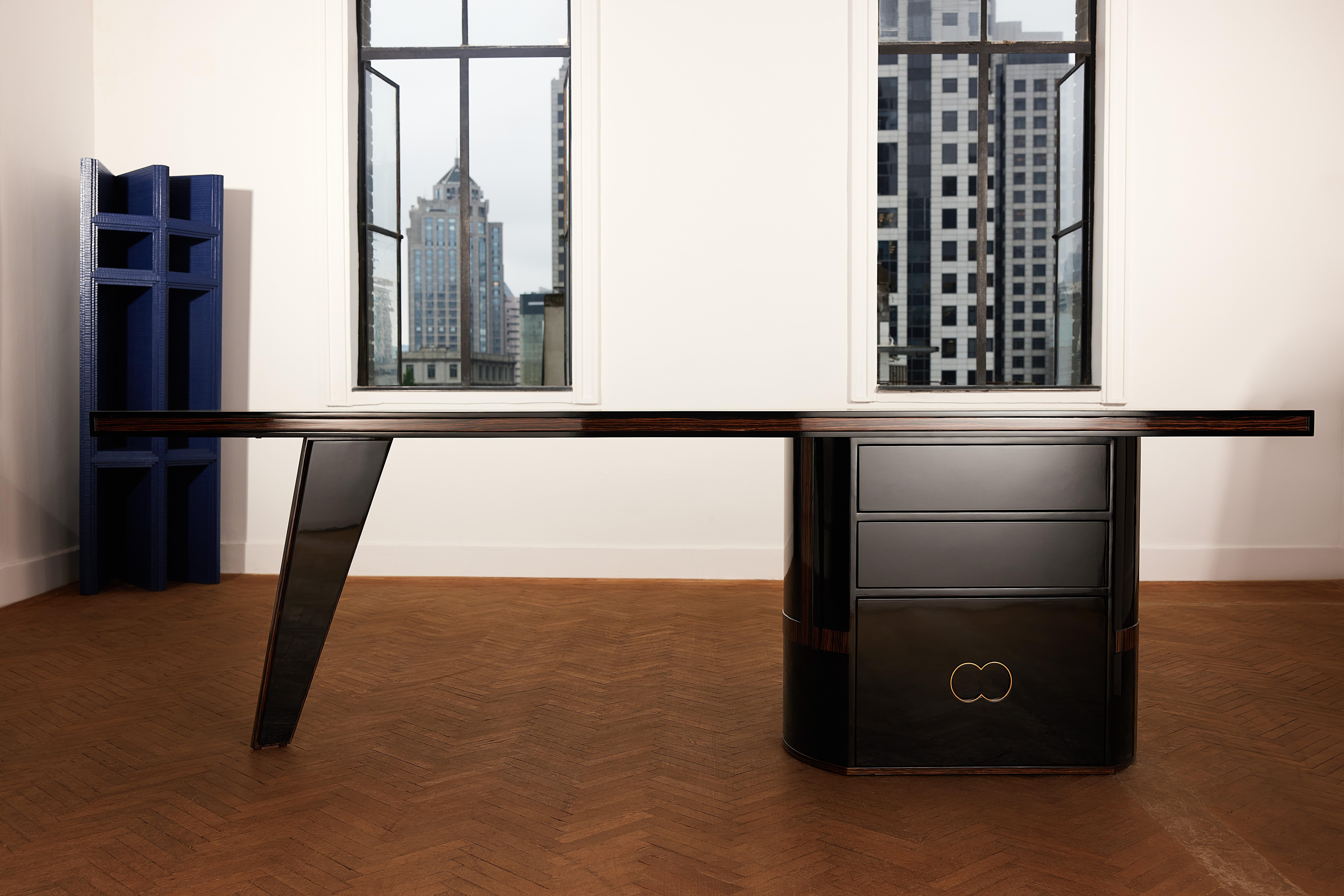 XXIe siècle et contemporain Table de bureau en porte-à-faux en bois massif laqué brillant et laiton par Artempo en vente