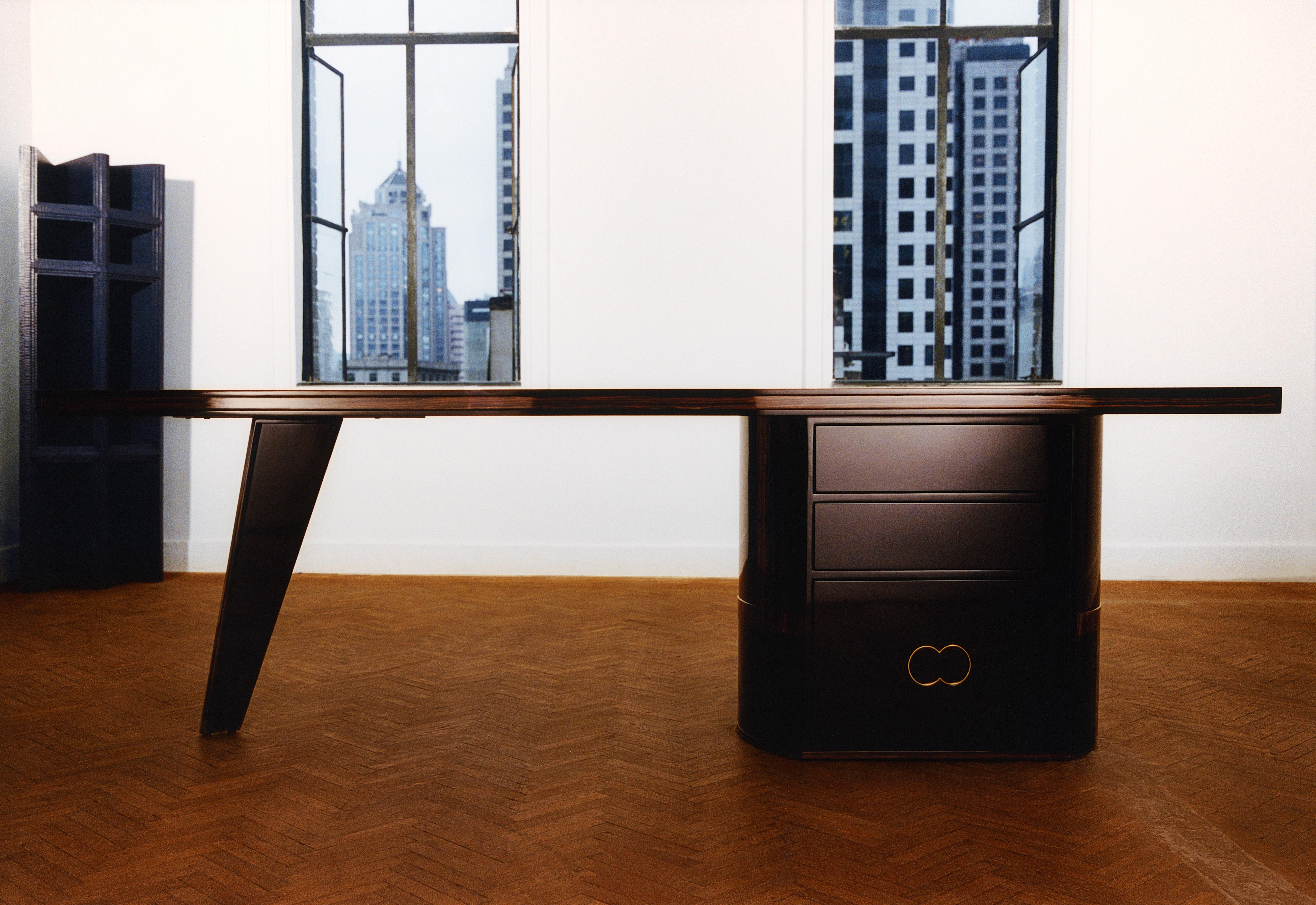 Laiton Table de bureau en porte-à-faux en bois massif laqué brillant et laiton par Artempo en vente