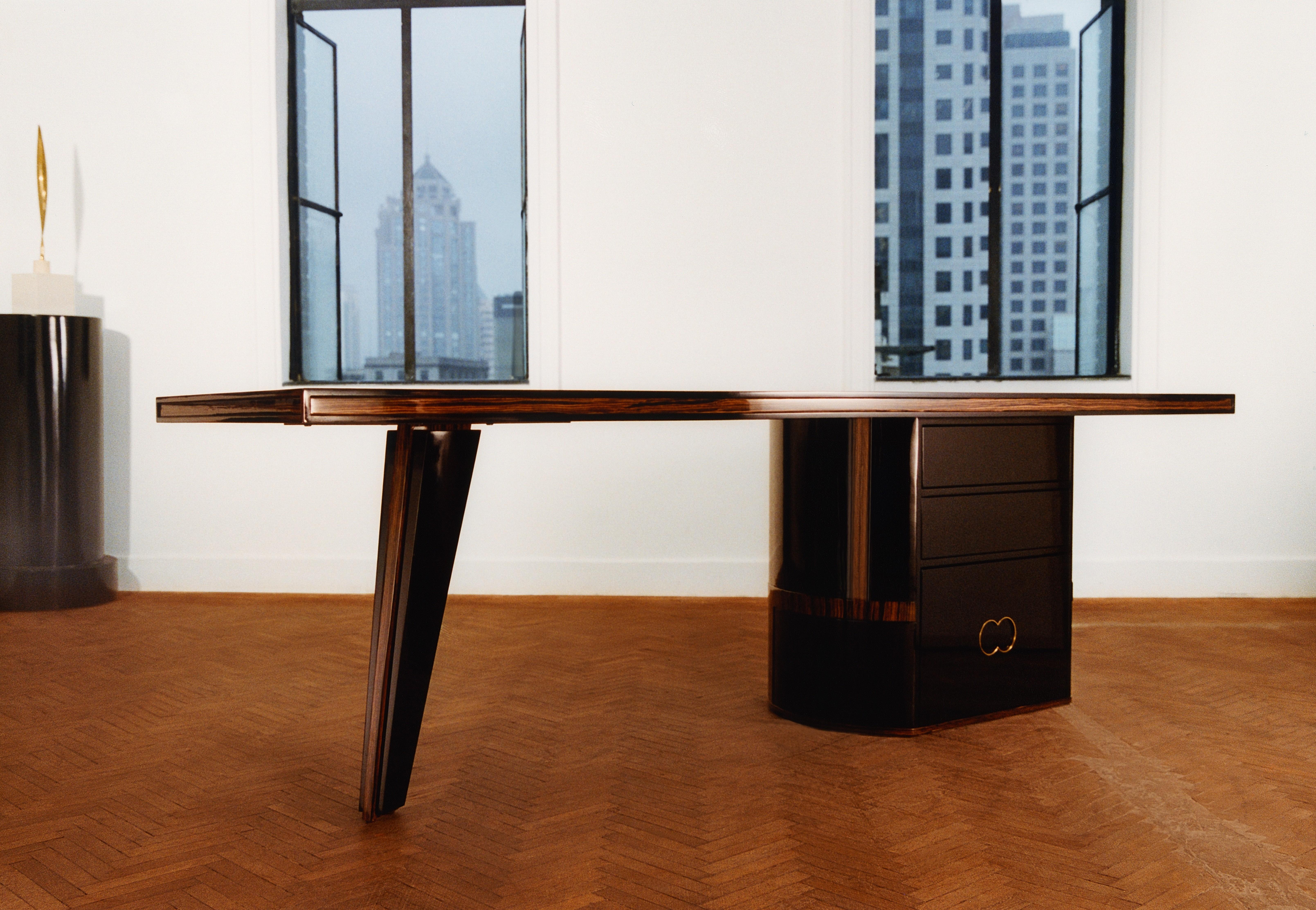 Table de bureau en porte-à-faux en bois massif laqué brillant et laiton par Artempo en vente 1