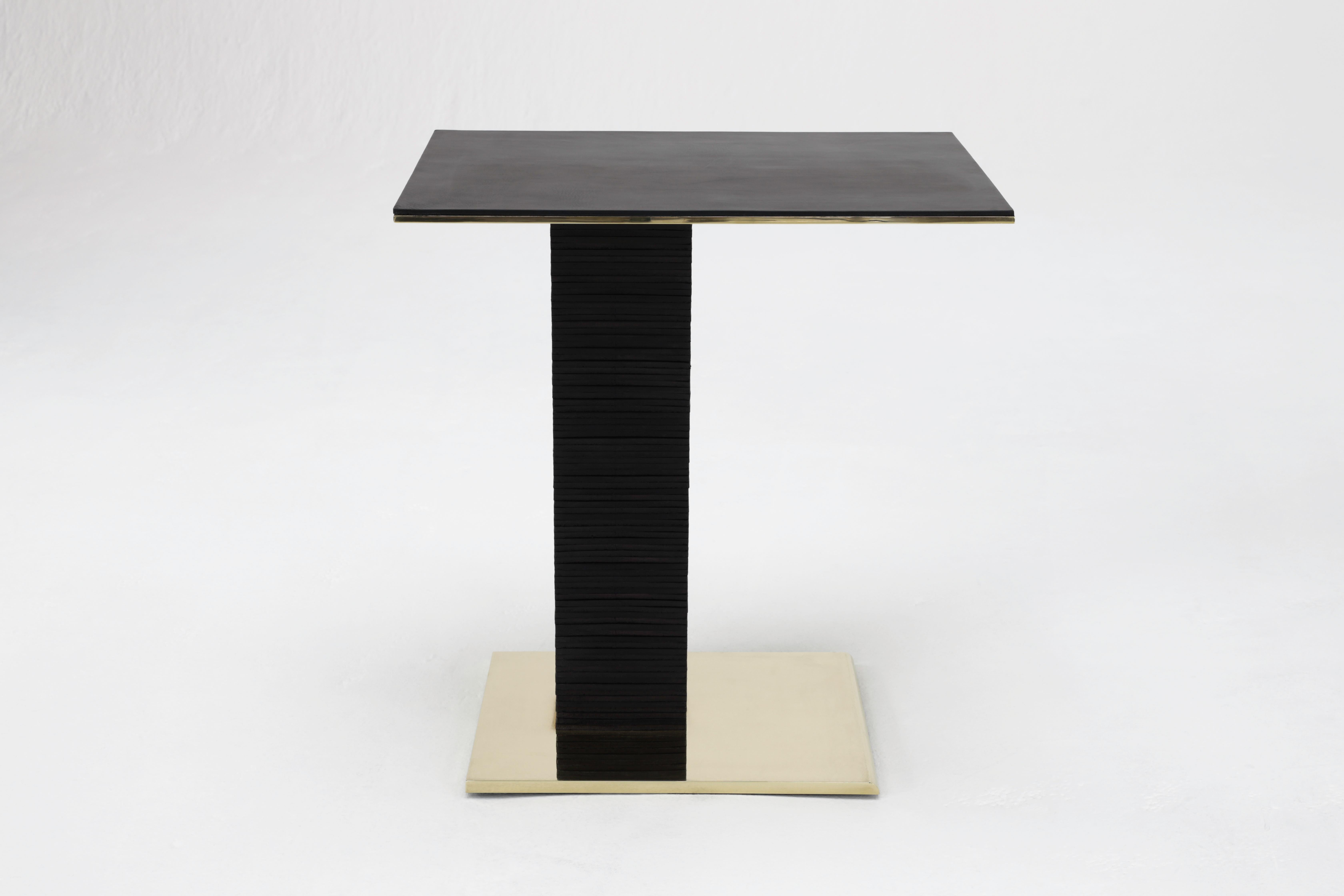 Moderne Table d'appoint Cantilever Infinity en cuir et laiton de Christopher Kreiling en vente