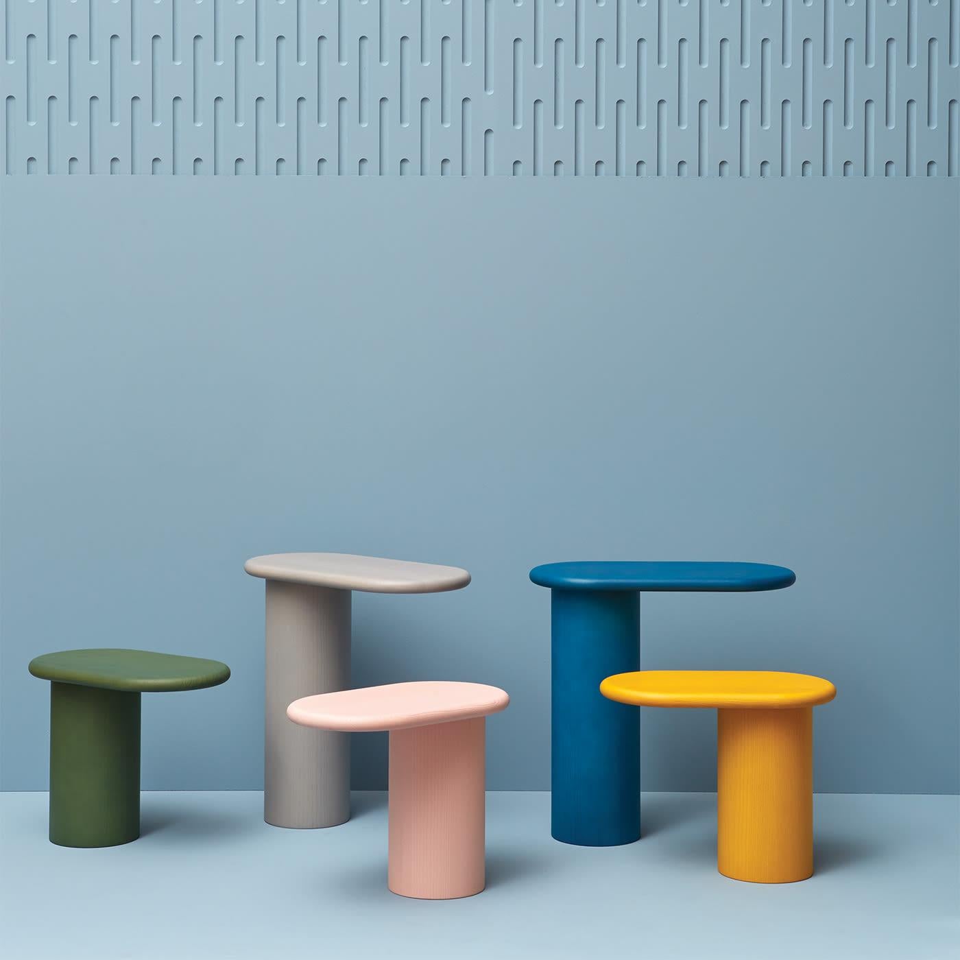 La mesa auxiliar Cantilever L, diseñada por Matteo Zorzenoni, presenta un tablero oval alargado en voladizo sobre una base cilíndrica, creando una llamativa silueta arquitectónica. Forma parte de la versátil colección Cantilever, y combina bien con
