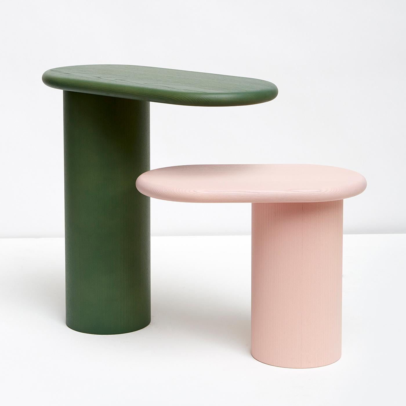 Avec ses courbes attrayantes et sa forme épurée, cette table d'appoint incarne l'élégance simple grâce à un design minimal qui se caractérise par une base colonne robuste et un plateau ovale allongé en porte-à-faux, une caractéristique qui a donné