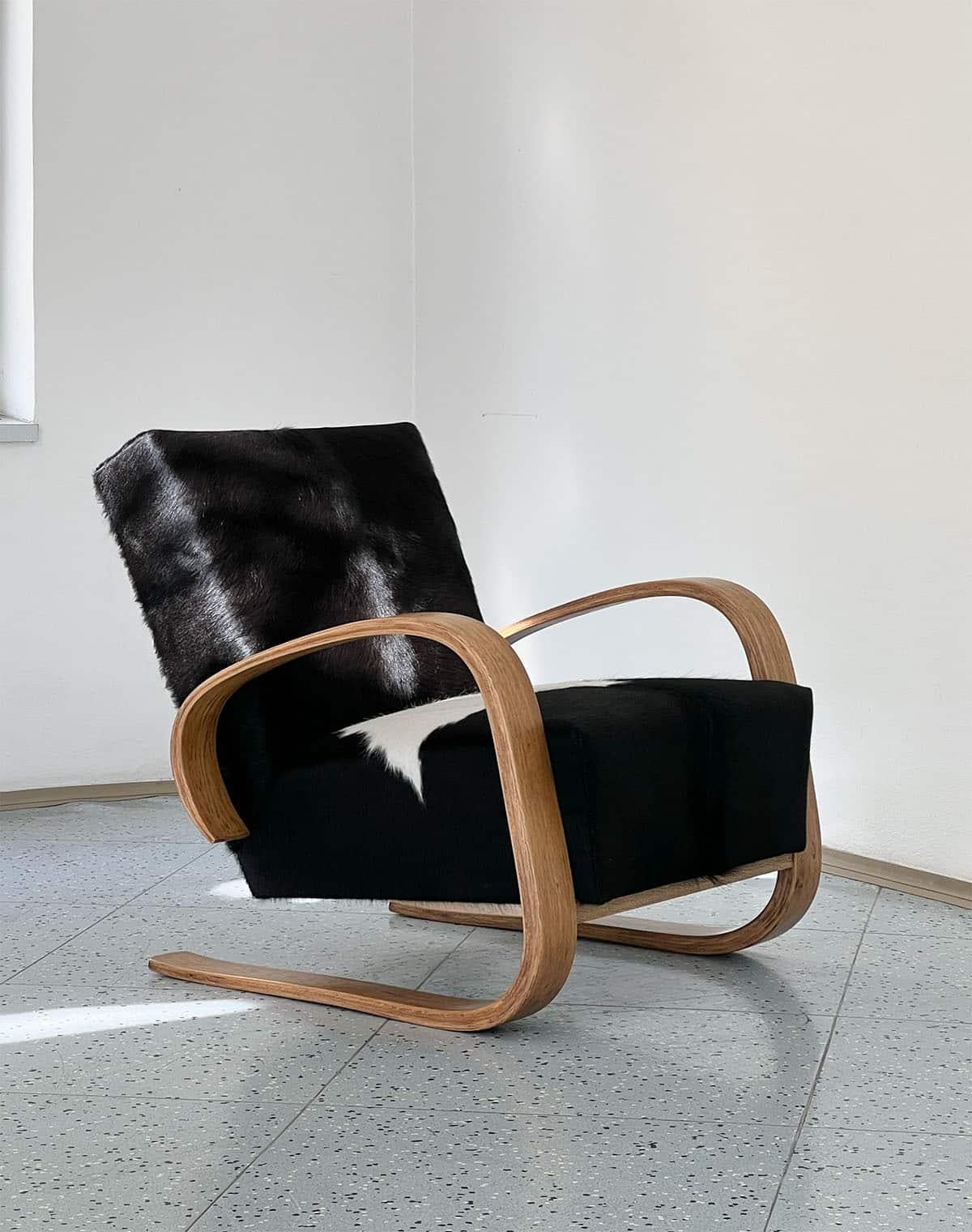 Cantilever lounge chair designed by Miroslav Navrátil for Spojené UP závody in Czechoslovakia, 1950s.

This lounge chair was designed by Miroslav Navratil and is reupholstered in this beautiful cowhide. The colors of the upholstery together with