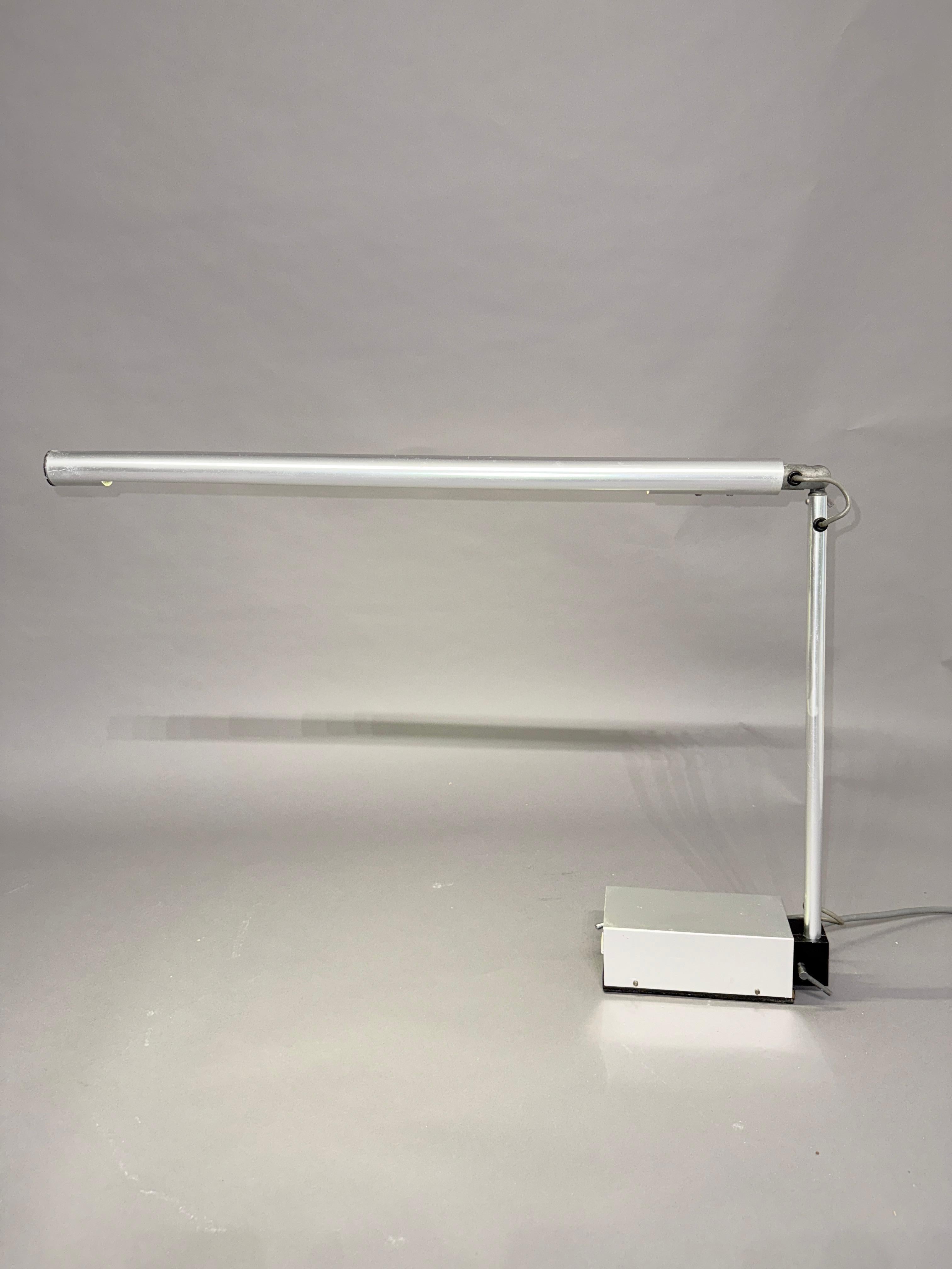 Lámpara de escritorio Cantilever Mk II Abramovitz como la vio James Bond 