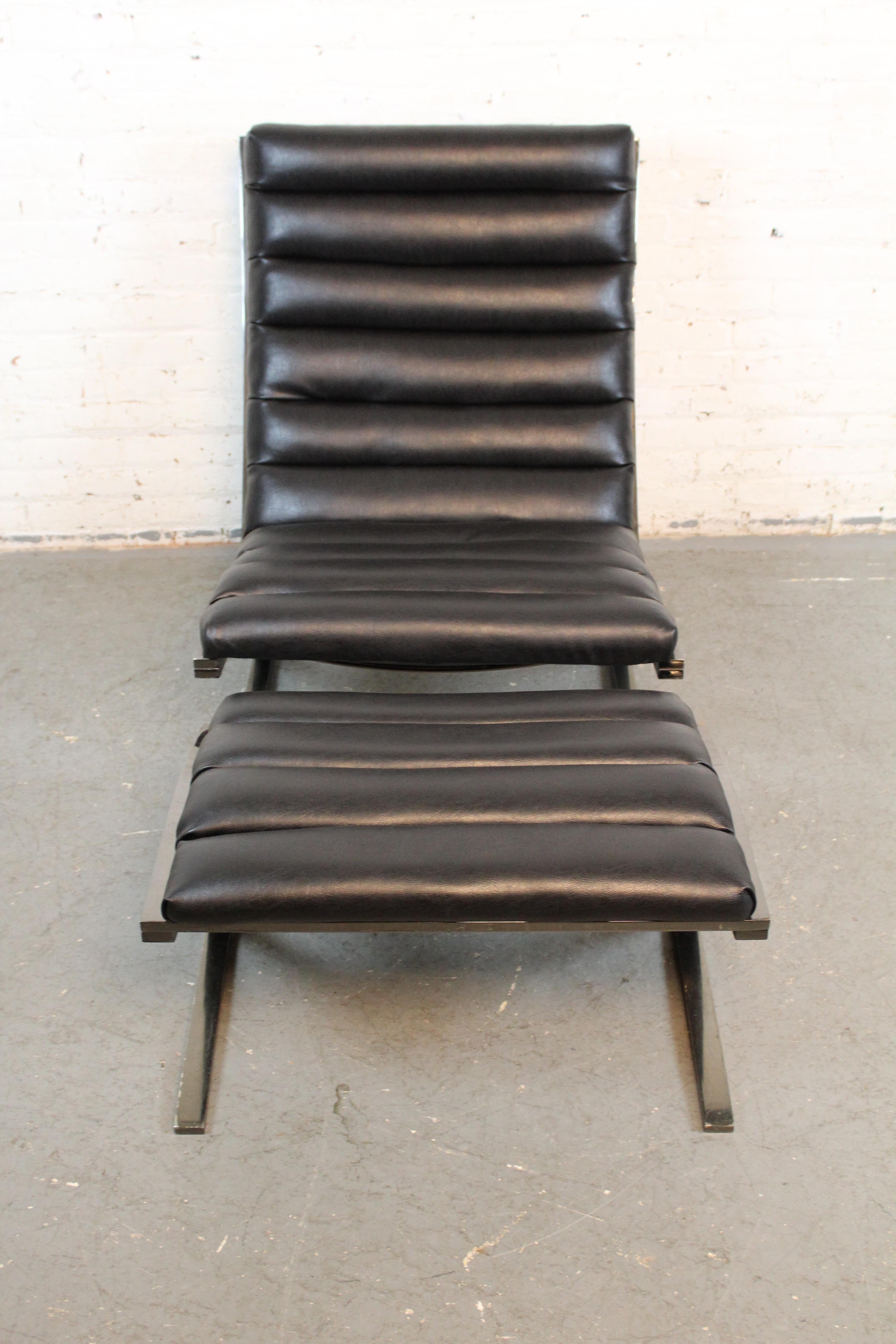 Freischwingender Scoop Chair und Ottoman von Design Institute America (amerikanisch) im Angebot