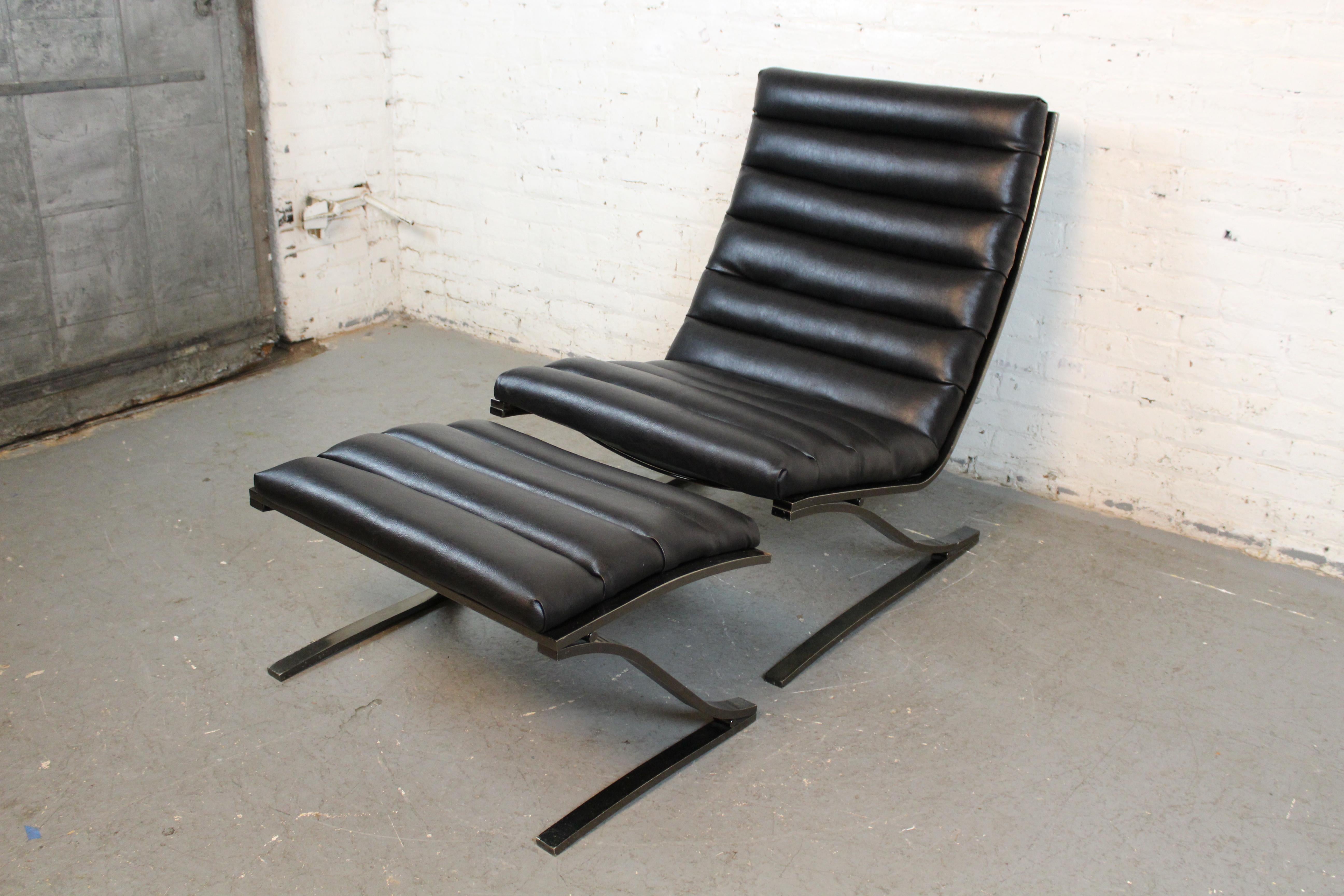 Freischwingender Scoop Chair und Ottoman von Design Institute America im Zustand „Gut“ im Angebot in Brooklyn, NY