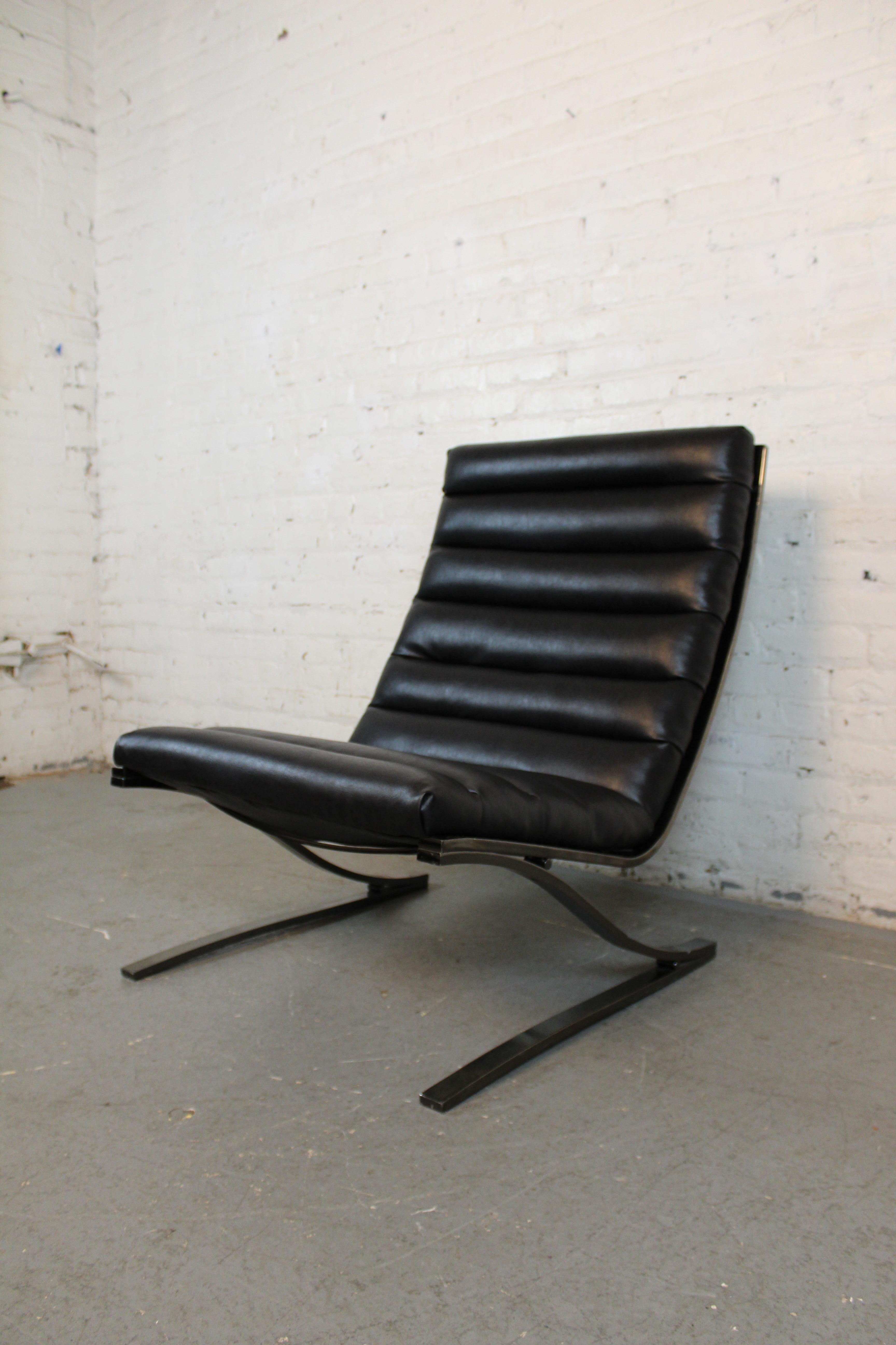 Freischwingender Scoop Chair und Ottoman von Design Institute America (Metall) im Angebot