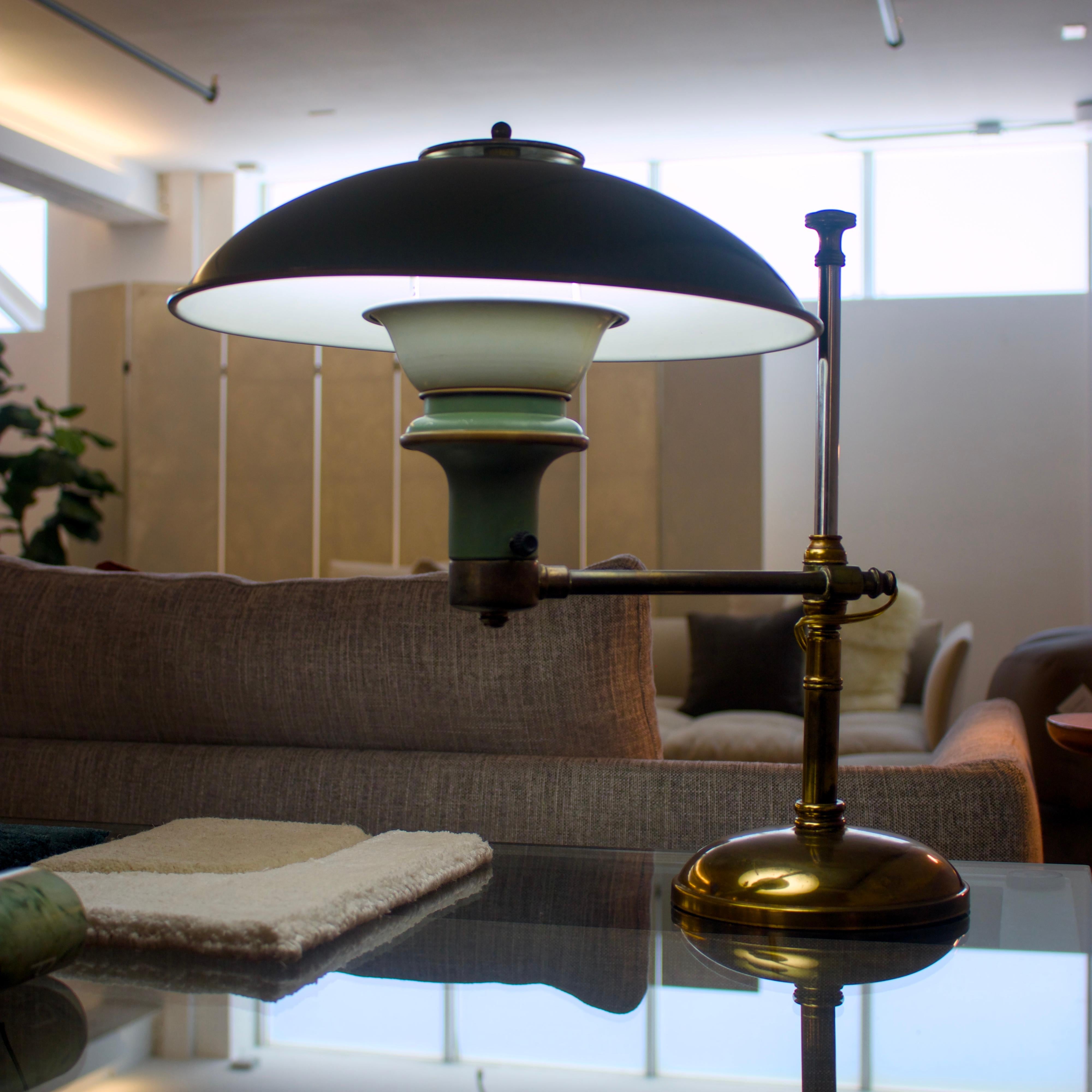 Mid-Century Modern Lampe de table Cantilever, laiton, âge atomique en vente