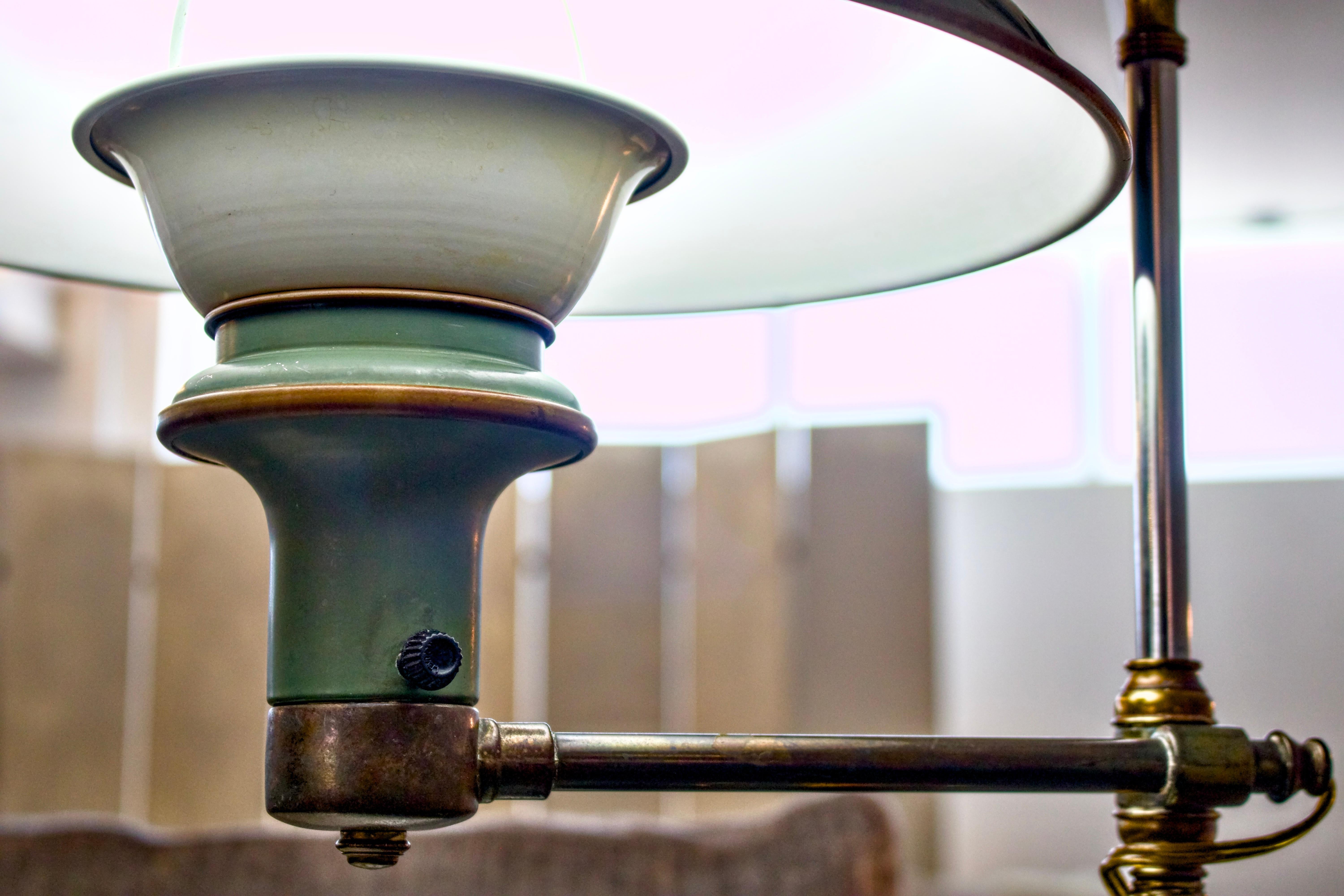 Milieu du XXe siècle Lampe de table Cantilever, laiton, âge atomique en vente
