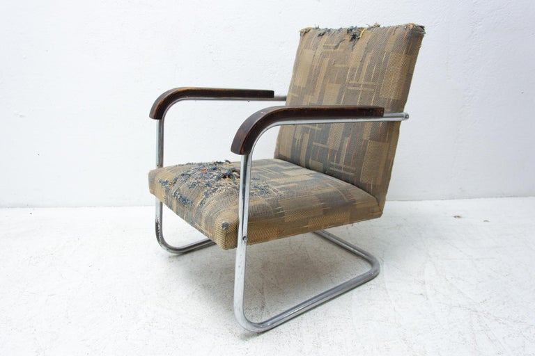 This armchairs was designed by Anton Lorenz in 1935, as model FN22. Its based on the model B 36 by Marcel Breuer for Thonet. It features chrome structure, wooden armrests and upholstery. The armchair is in usable condition, the fabric showing
