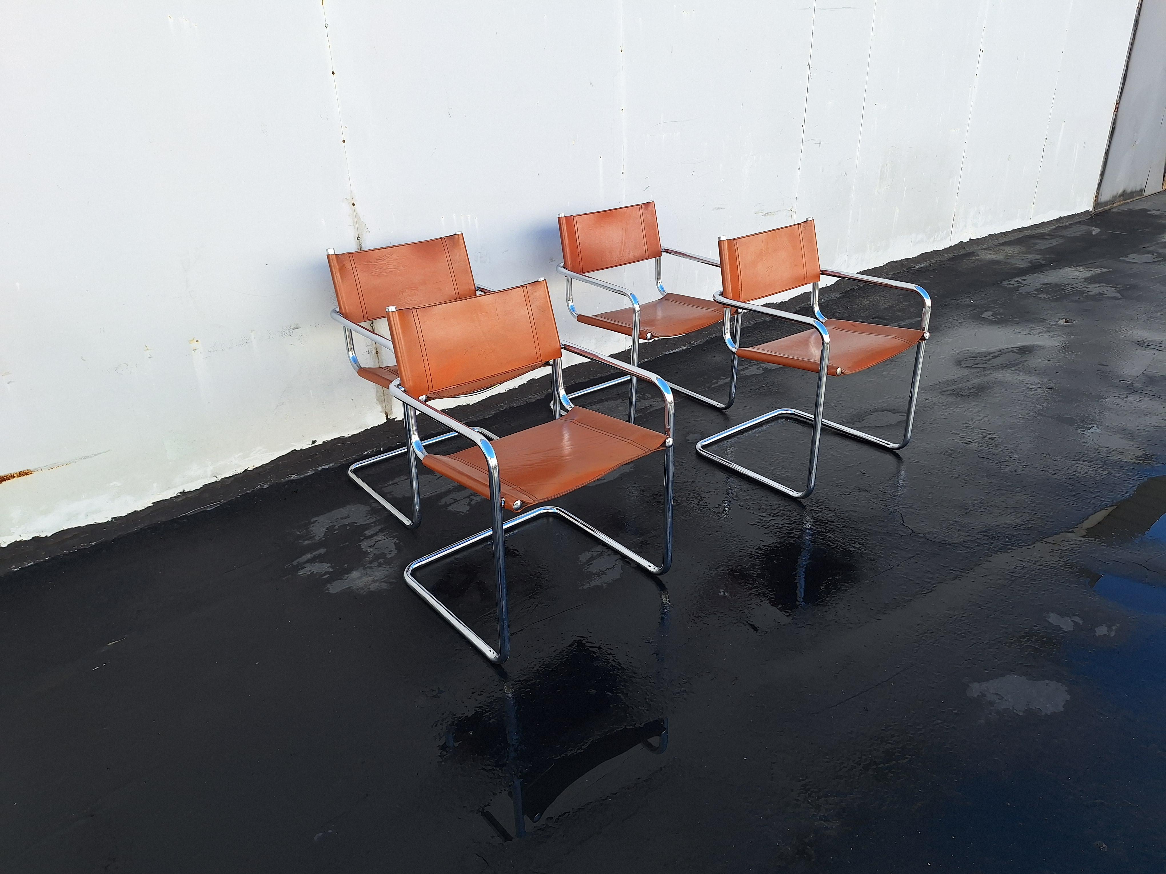 Sedie italiane a sbalzo in pelle attribuite a Tito Agnoli  sono sedute eleganti e minimaliste che combinano design elegante e funzionalità. In genere, queste sedie presentano una struttura a sbalzo, spesso in acciaio cromato o inossidabile, che