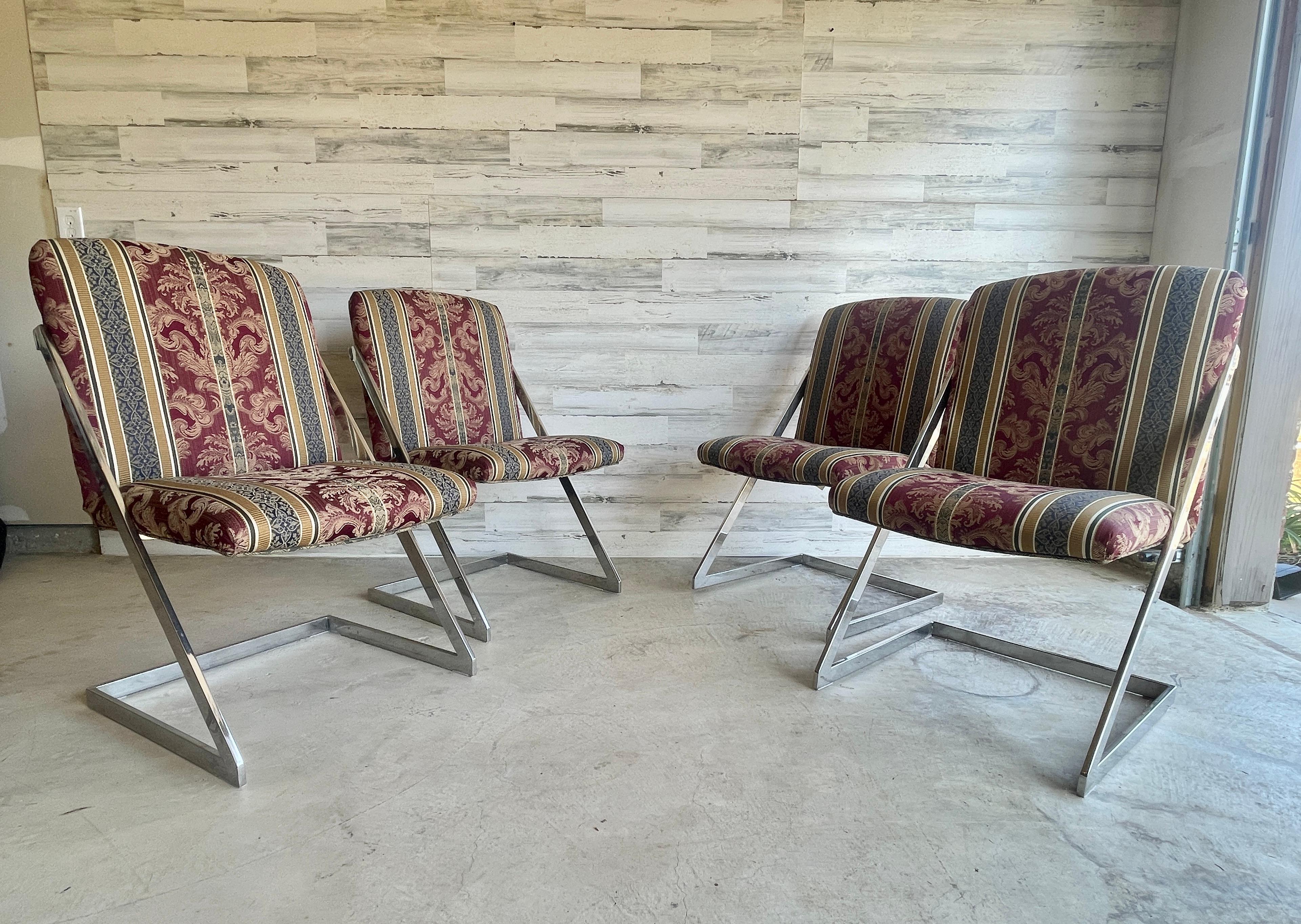 Set di 4 sedie Z nello stile di Milo Baughman di DIA. Caratterizzata da cornici scultoree a sbalzo e linee moderne ed eleganti. Queste sedie iconiche saranno un ottimo complemento per qualsiasi sala da pranzo moderna. 