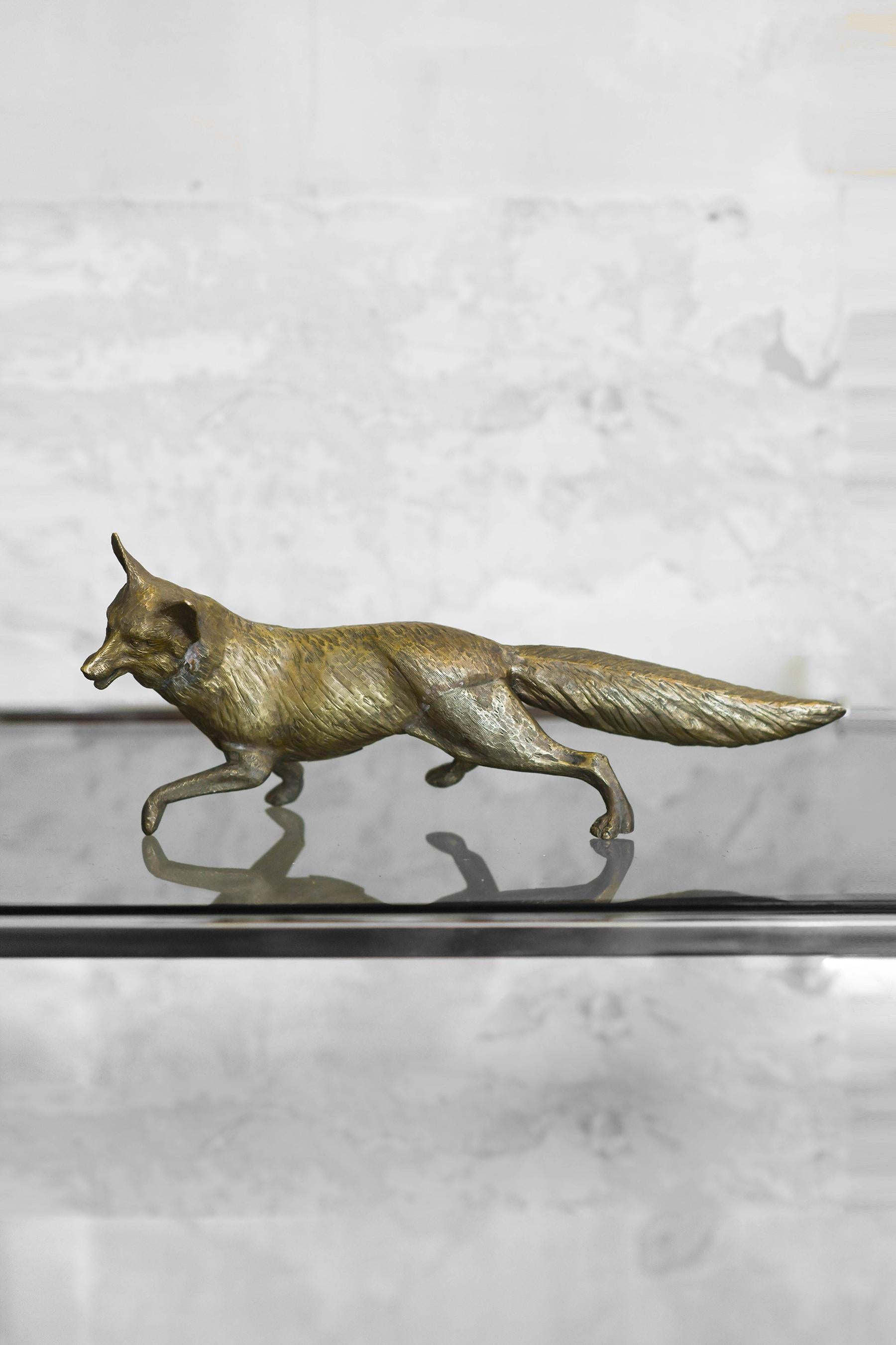 Scultura artigianale in lastra di ottone, realizzata in Italia, le sue dimensioni sono 49x20x8 cm.
Rappresenta una volpe nei dettagli, offrendo un'interpretazione elegante e raffinata.
Realizzata in ottone di alta qualità e lavorata con precisione