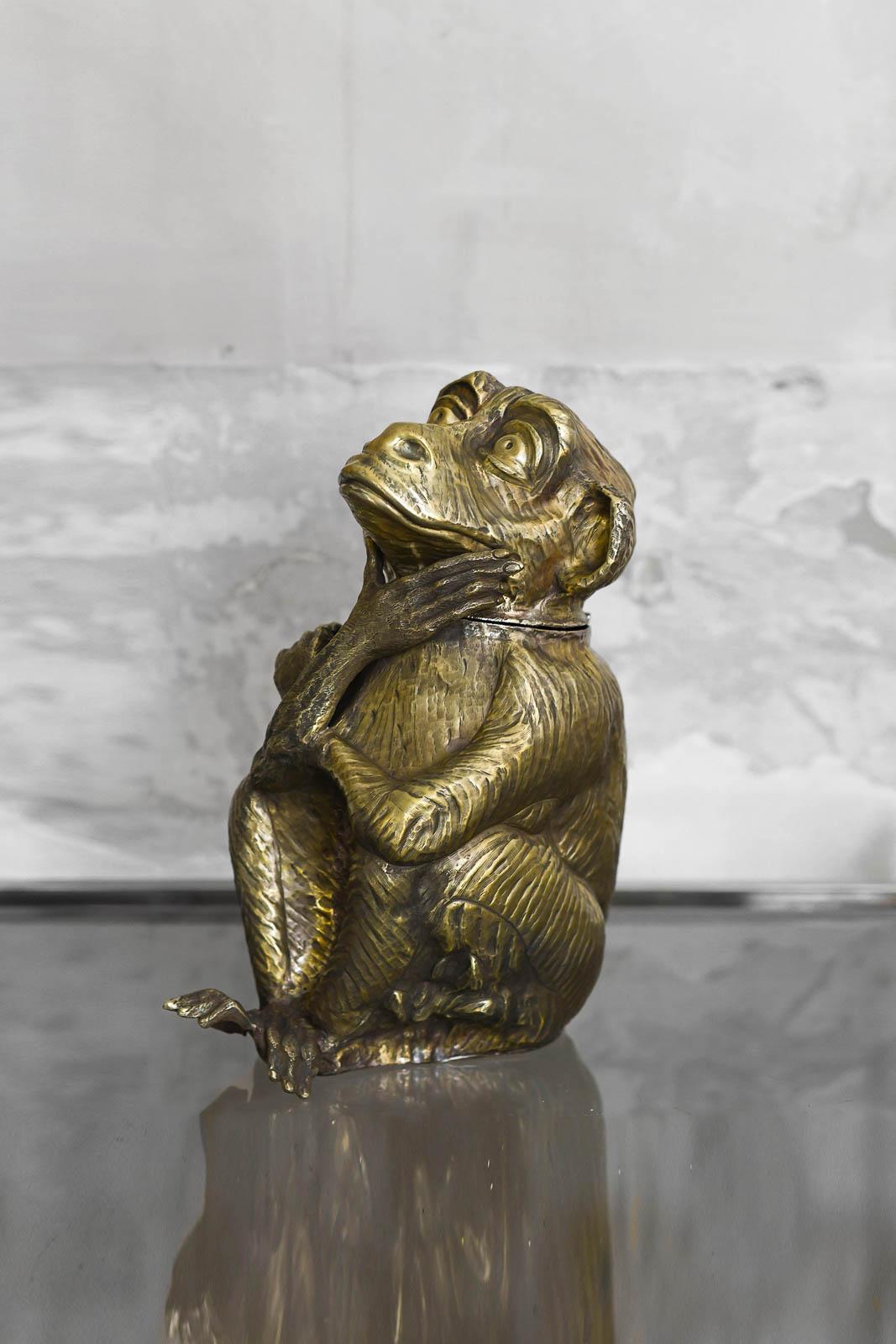 Escultura artesanal de latón, hecha a mano, que, además de su función decorativa, puede utilizarse como cubitera.
La escultura representa a un mono acobardado, lo que añade un elemento interesante y divertido al entorno.
Fabricado a mano con chapa