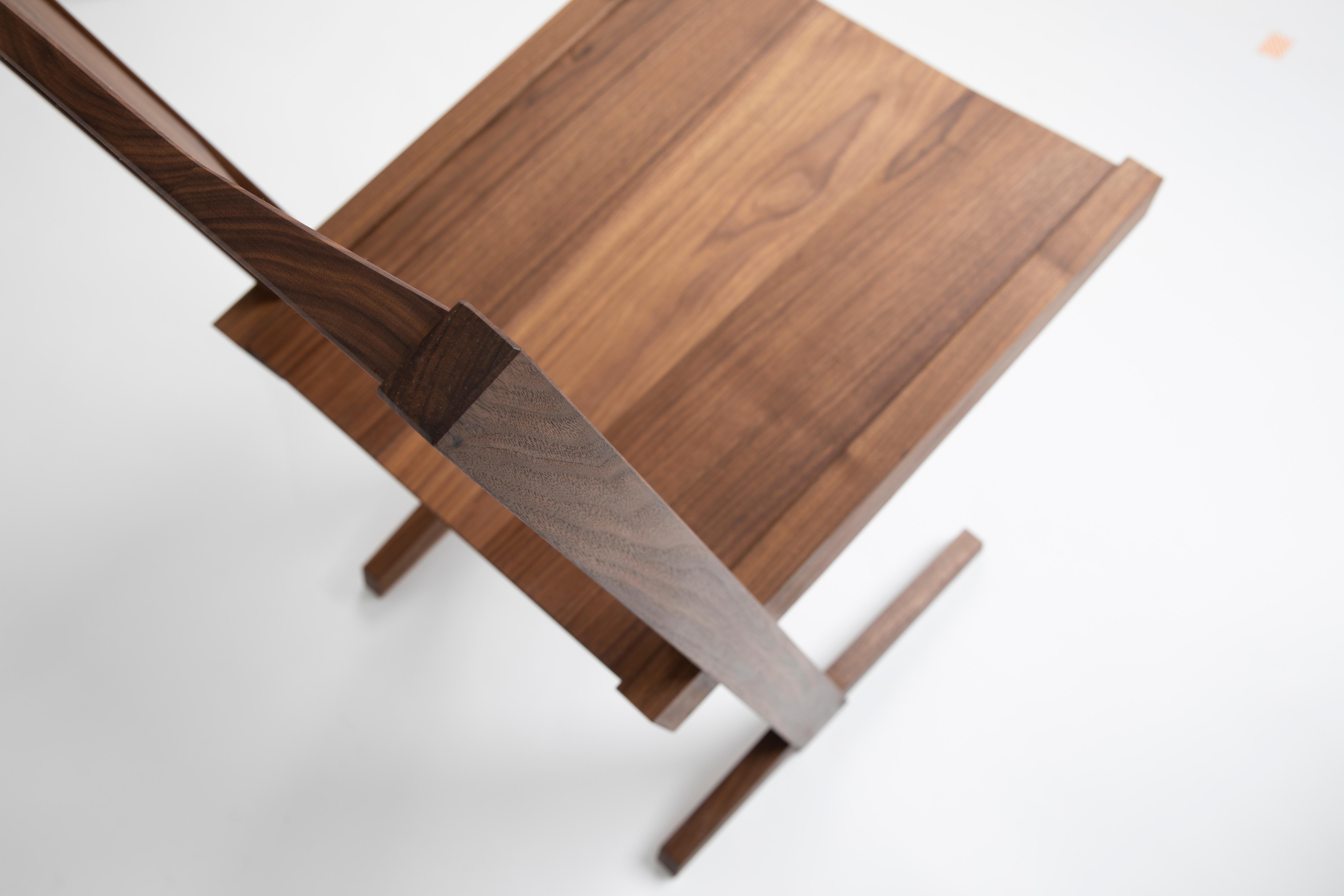 chaise cantilever #3 fabriquée à la main en cerisier noir massif avec finition à l'huile en vente 1