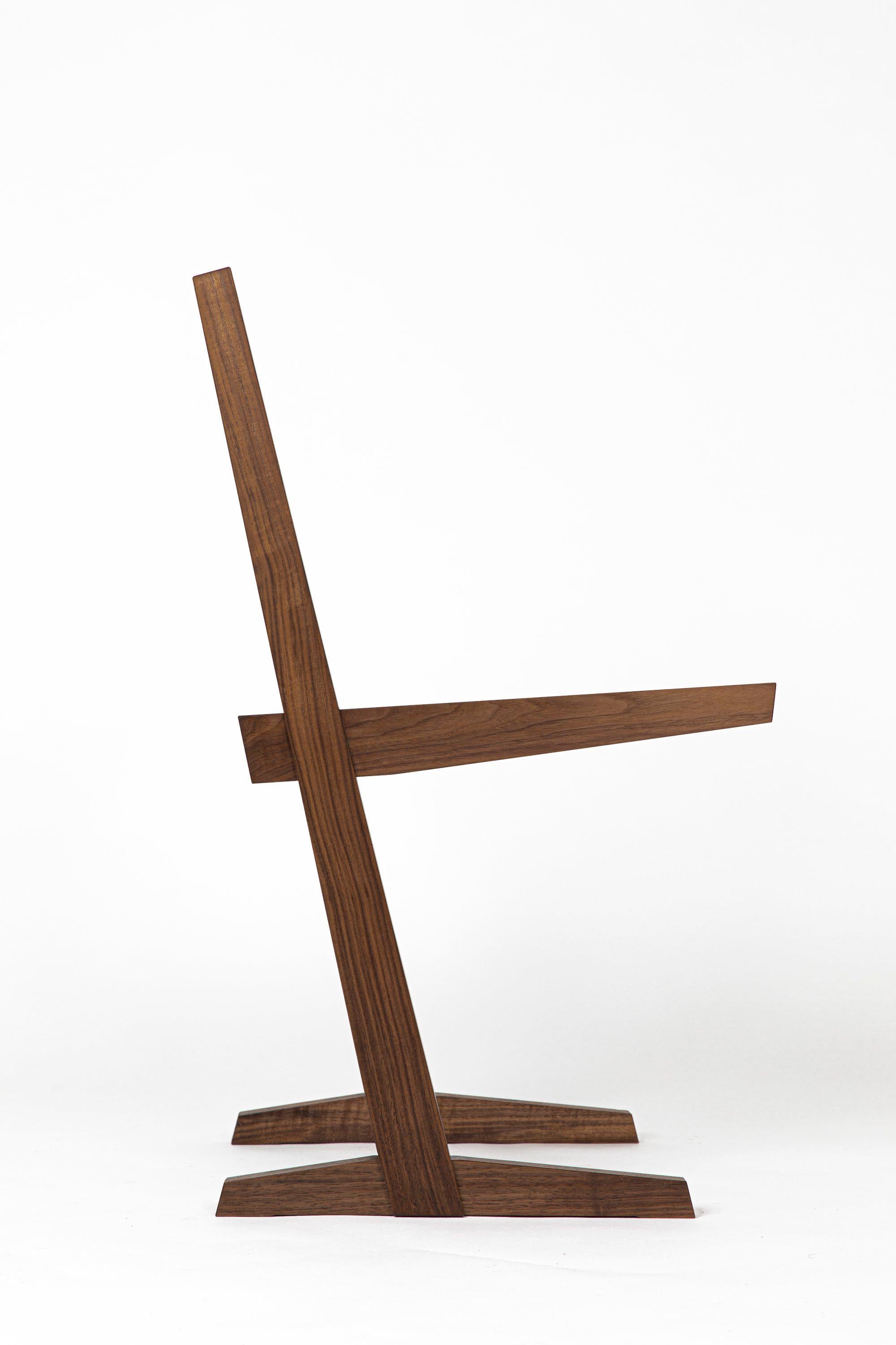 Freitragender Stuhl #3, handgefertigt aus massivem schwarzem Nussbaumholz mit Ölausführung (Moderne) im Angebot