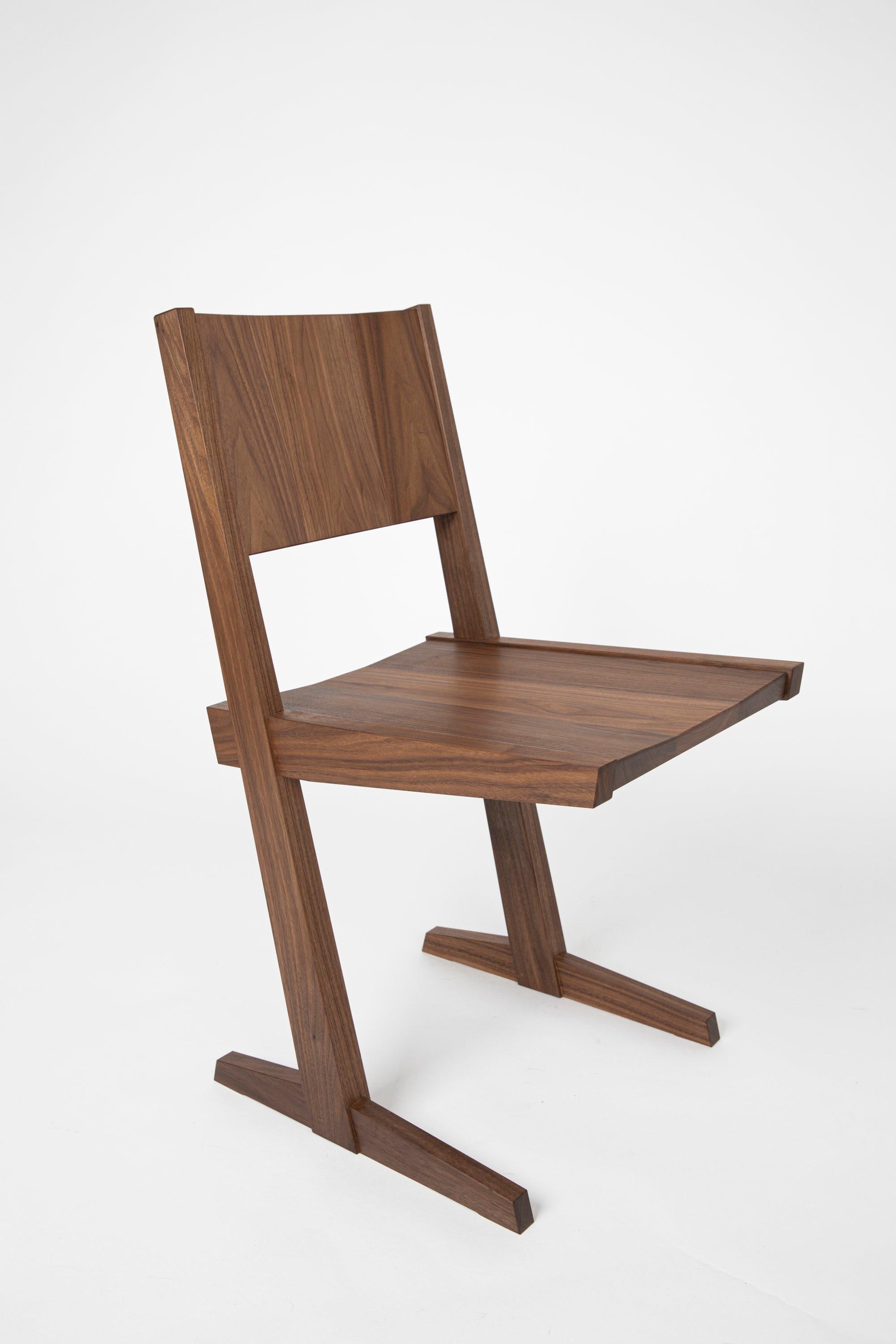 Freitragender Stuhl #3, handgefertigt aus massivem schwarzem Nussbaumholz mit Ölausführung (Holz) im Angebot