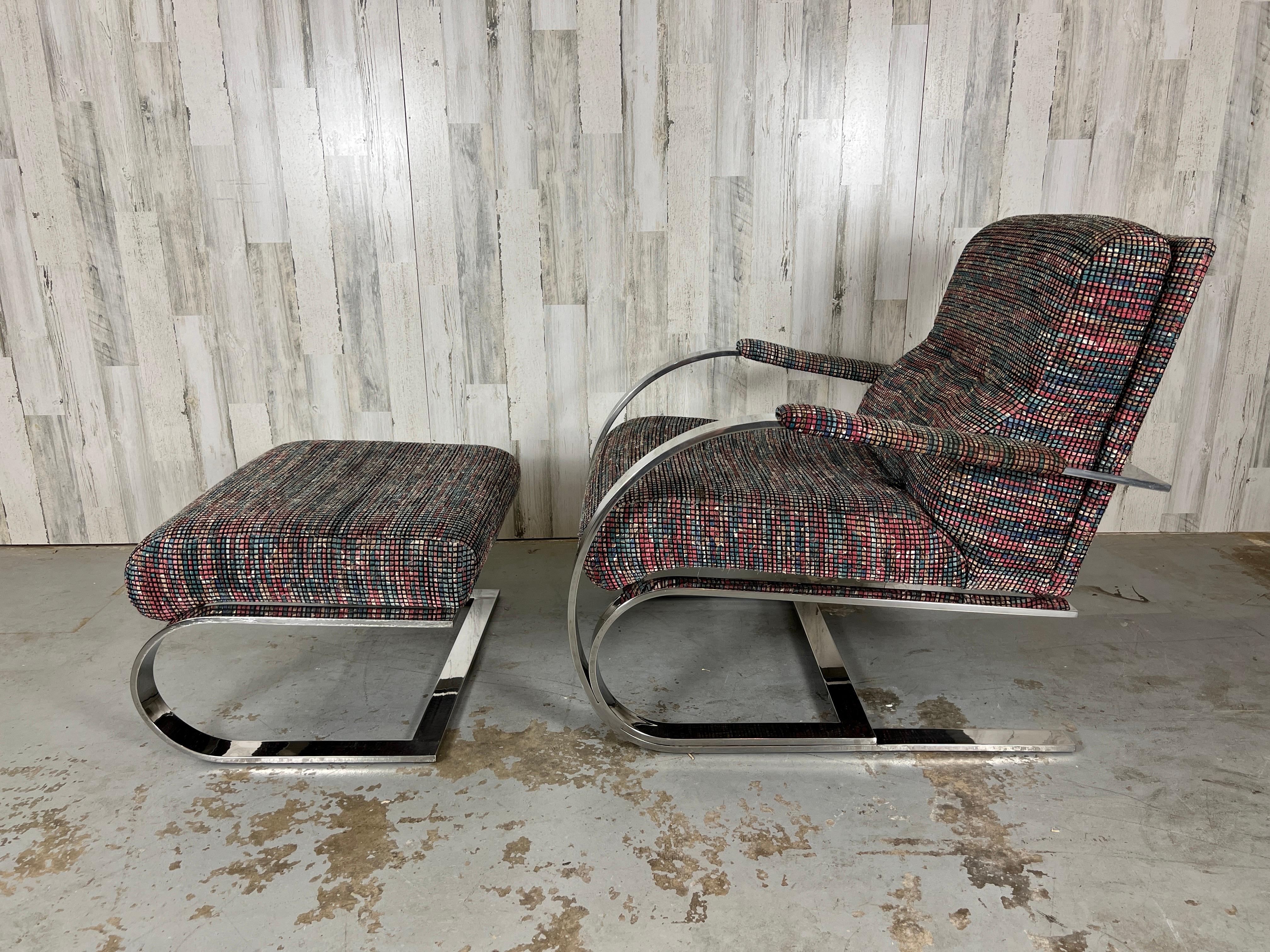 Milo Baughman Stil Lounge-Sessel und Ottomane mit Feder Freischwinger für Komfort. 
 Osmanische Maße:
27 breit x 23,5 tief x 15,5 hoch.
