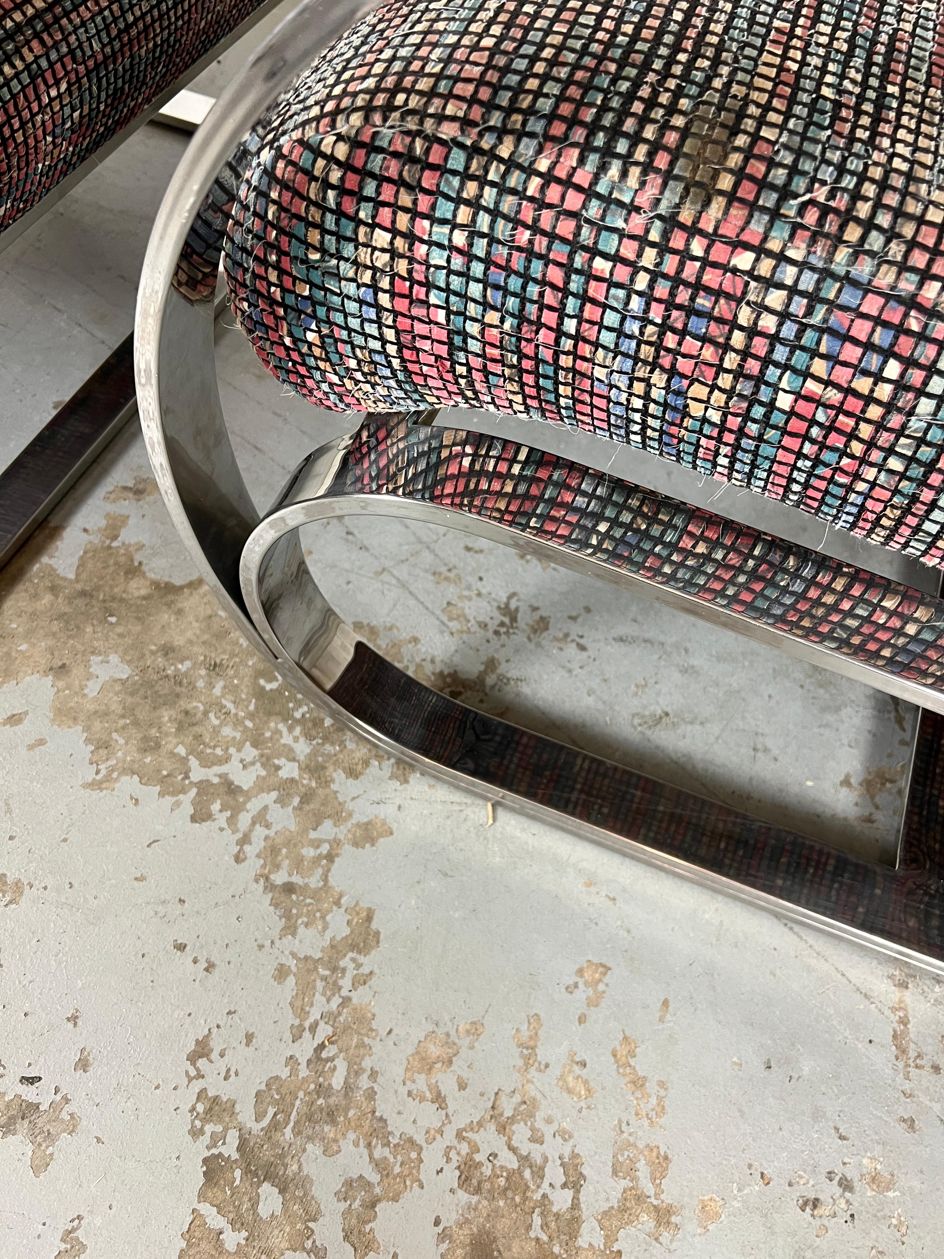 Tissu d'ameublement Chaise longue et pouf en porte-à-faux en chrome en vente