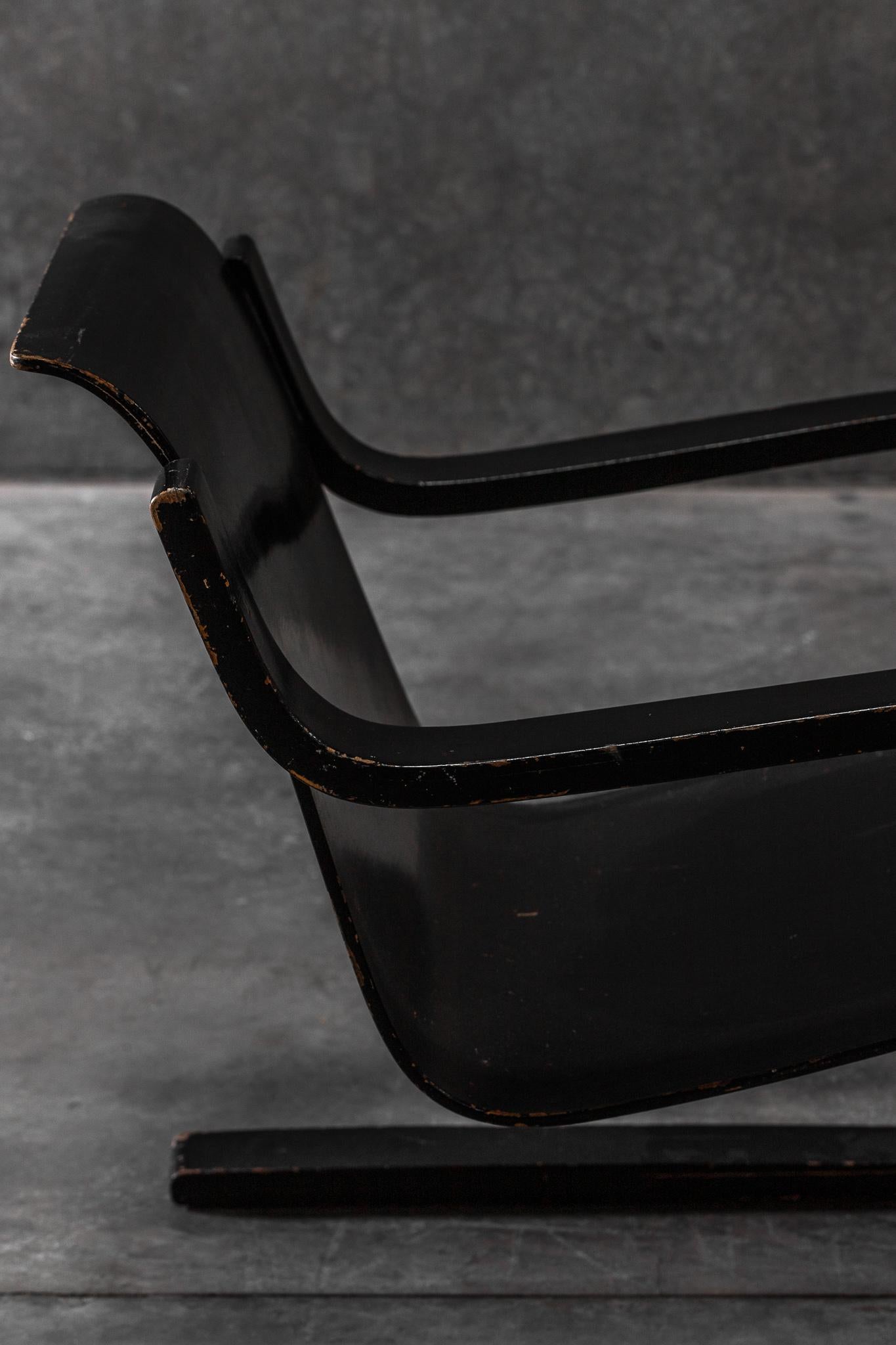  Cantilevered Lounge Chair by Alvar Aalto In Fair Condition For Sale In Los Angeles, CA
