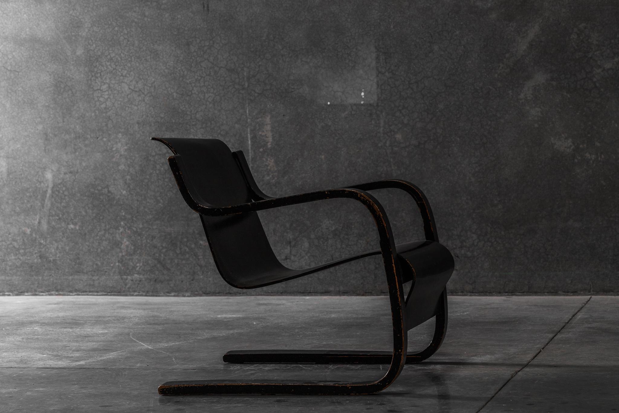 Mid-20th Century  Cantilevered Lounge Chair by Alvar Aalto For Sale