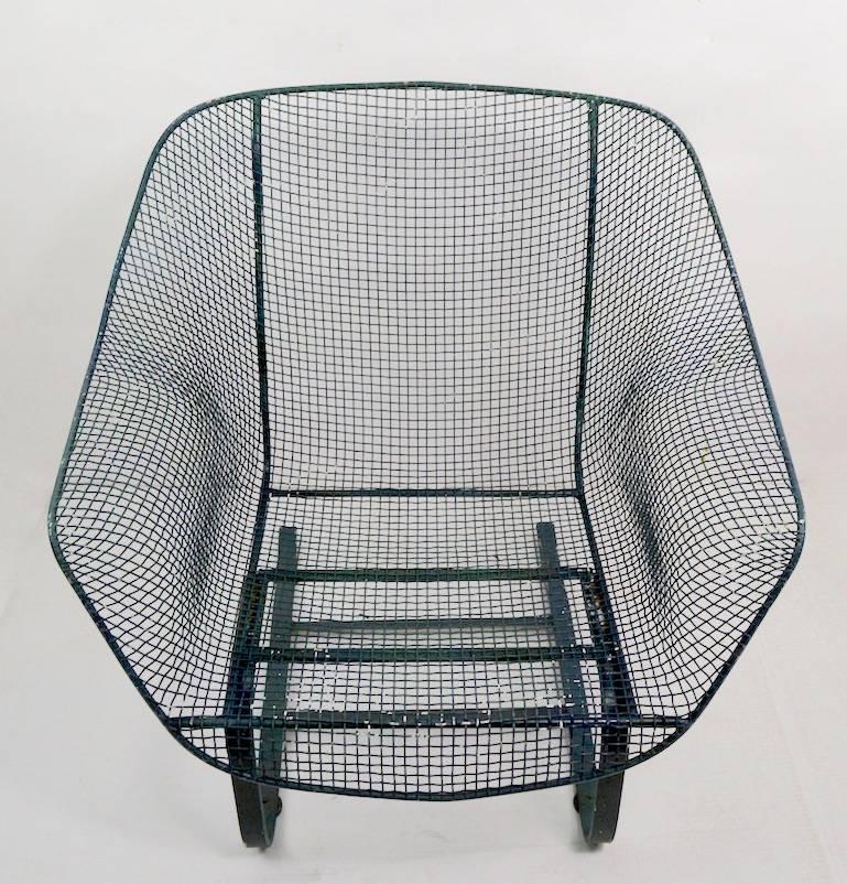 Classic cantilevered lounge chair by Woodard Furniture. This example is in very good condition, no dents, bends, or repairs. It is currently in later green paint finish, usable as is, we also offer custom powder coating if you prefer a more finished