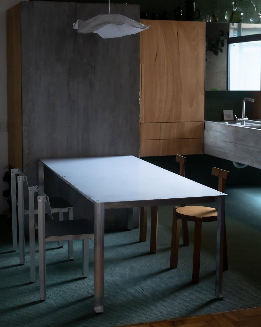 La table CANTO est une pièce étonnante et flexible, dont la clarté structurelle est distillée. Fabriquée à partir d'angles et de tôles d'aluminium anodisé soudés, sa forme est réduite à l'essentiel - un cadre pur et stable et une surface fine et