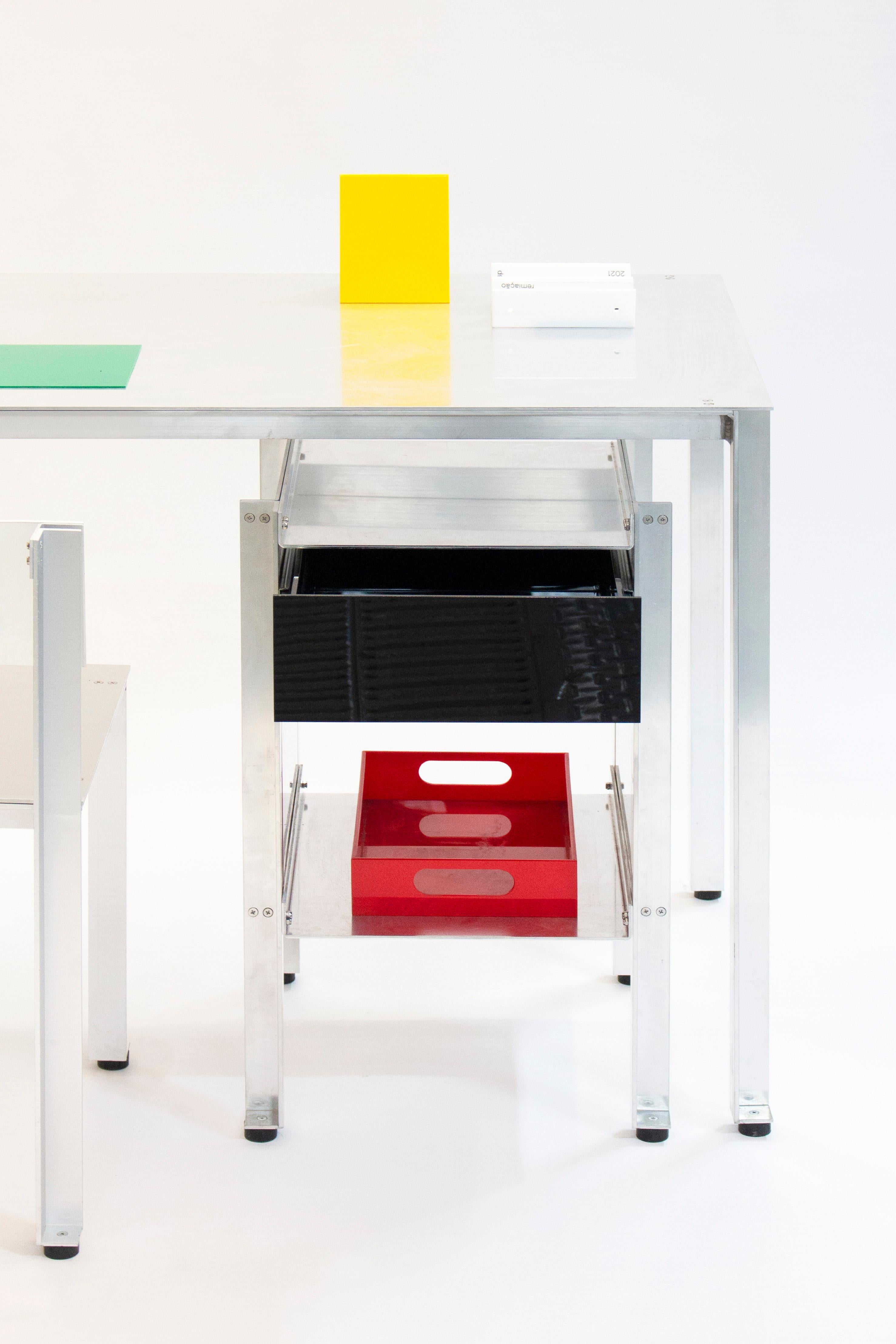 Tipologia rara nel design contemporaneo, la cassettiera CANTO è costruita interamente in alluminio anodizzato, seguendo il linguaggio formale della serie. La struttura è saldata; i cassetti sono realizzati con le stesse lastre spazzolate e