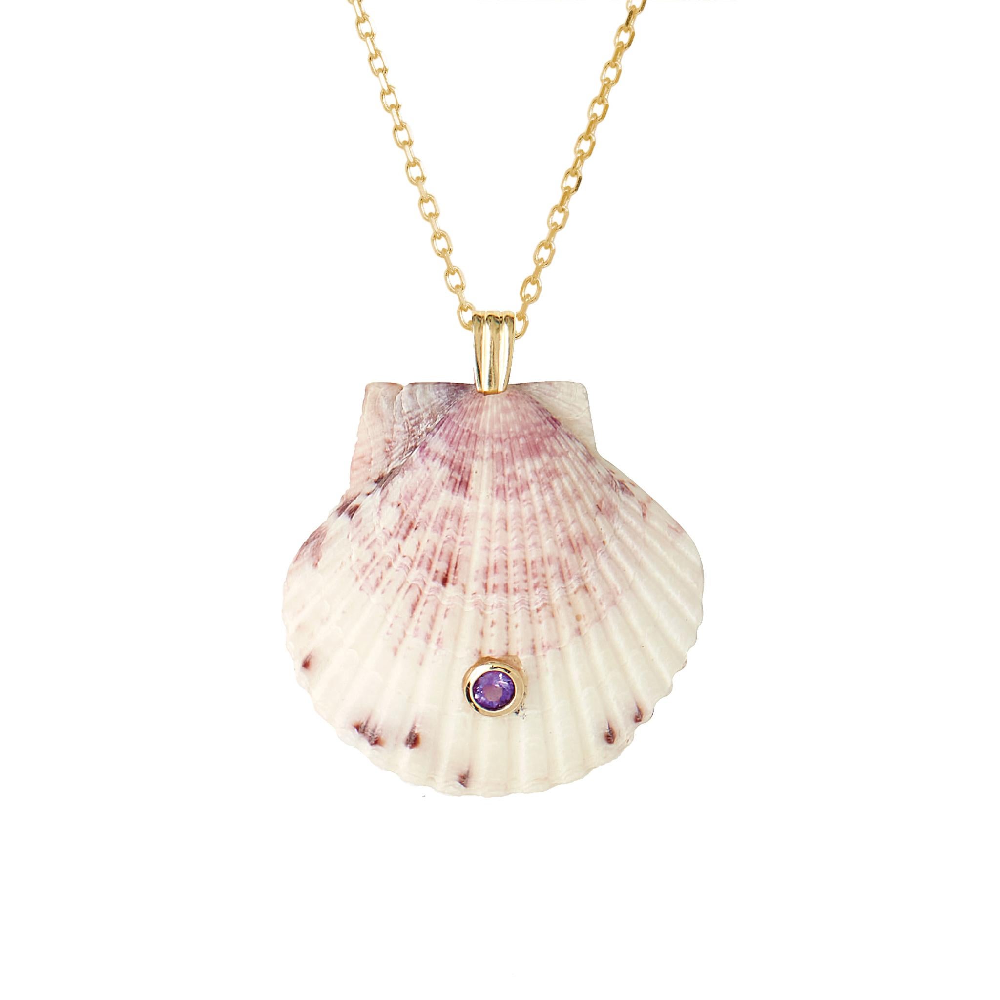 Pendentif en coquillage naturel avec fermetures en or massif 14k et pierre précieuse améthyste violette naturelle. Portez ce pendentif seul ou superposez-le à d'autres chaînes en or pour obtenir un bel effet de superposition. Le pendentif se porte