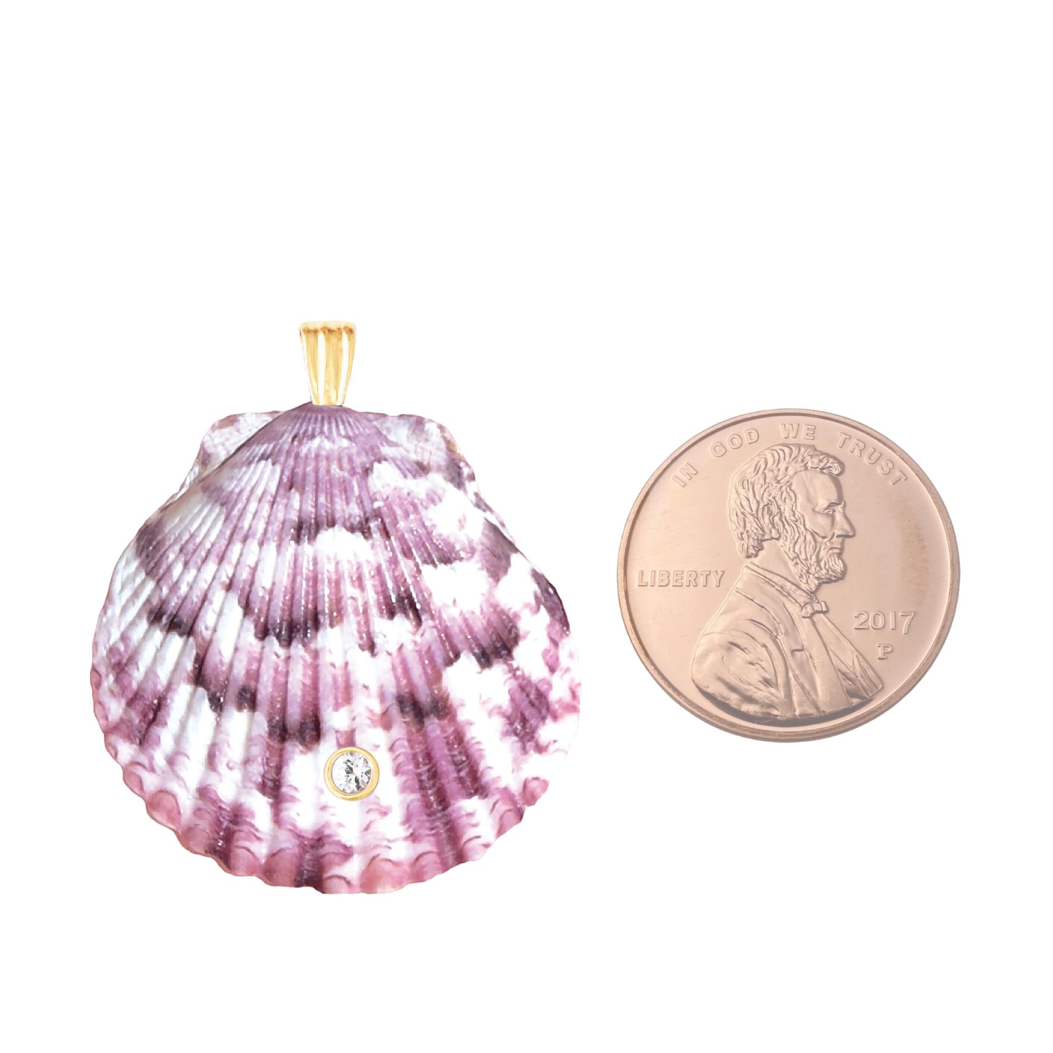 Canto Natural Shell Pendant with 14k Gold and Natural White Sapphire Gemstone In New Condition For Sale In Miami, FL