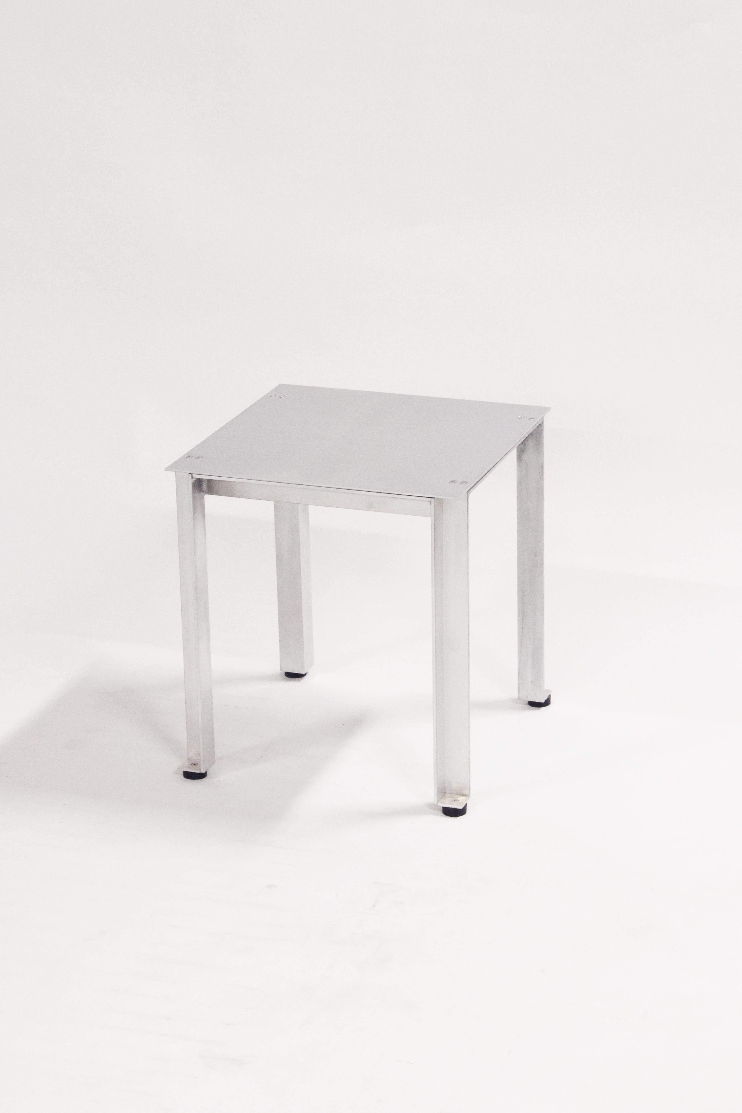 Le banc CANTO de Luiz Solano prolonge la logique de la série dans un siège généreux et linéaire. Composé entièrement d'aluminium brossé et anodisé - profilé d'angle et tôle de même épaisseur - il met l'accent sur l'absence autant que sur la forme.