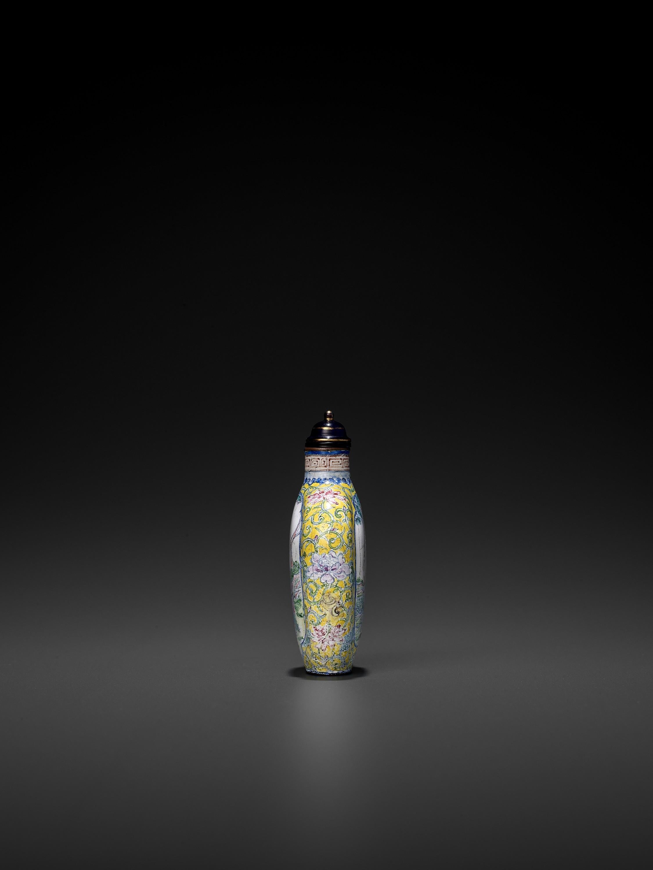 Canton Enamel Snuff Bottle, China, Qing Dynasty, 1644-1912 In Good Condition In Vienna, AT