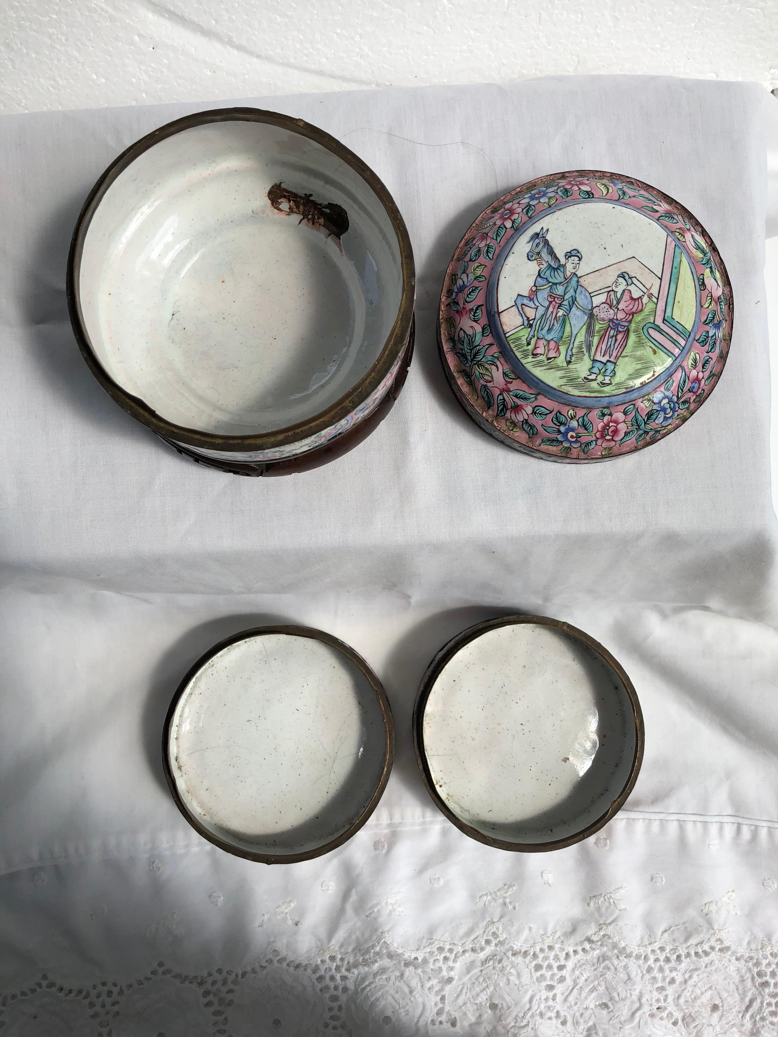 Canton Enamel Three-Part Jar on Stand In Good Condition For Sale In Hudson, NY