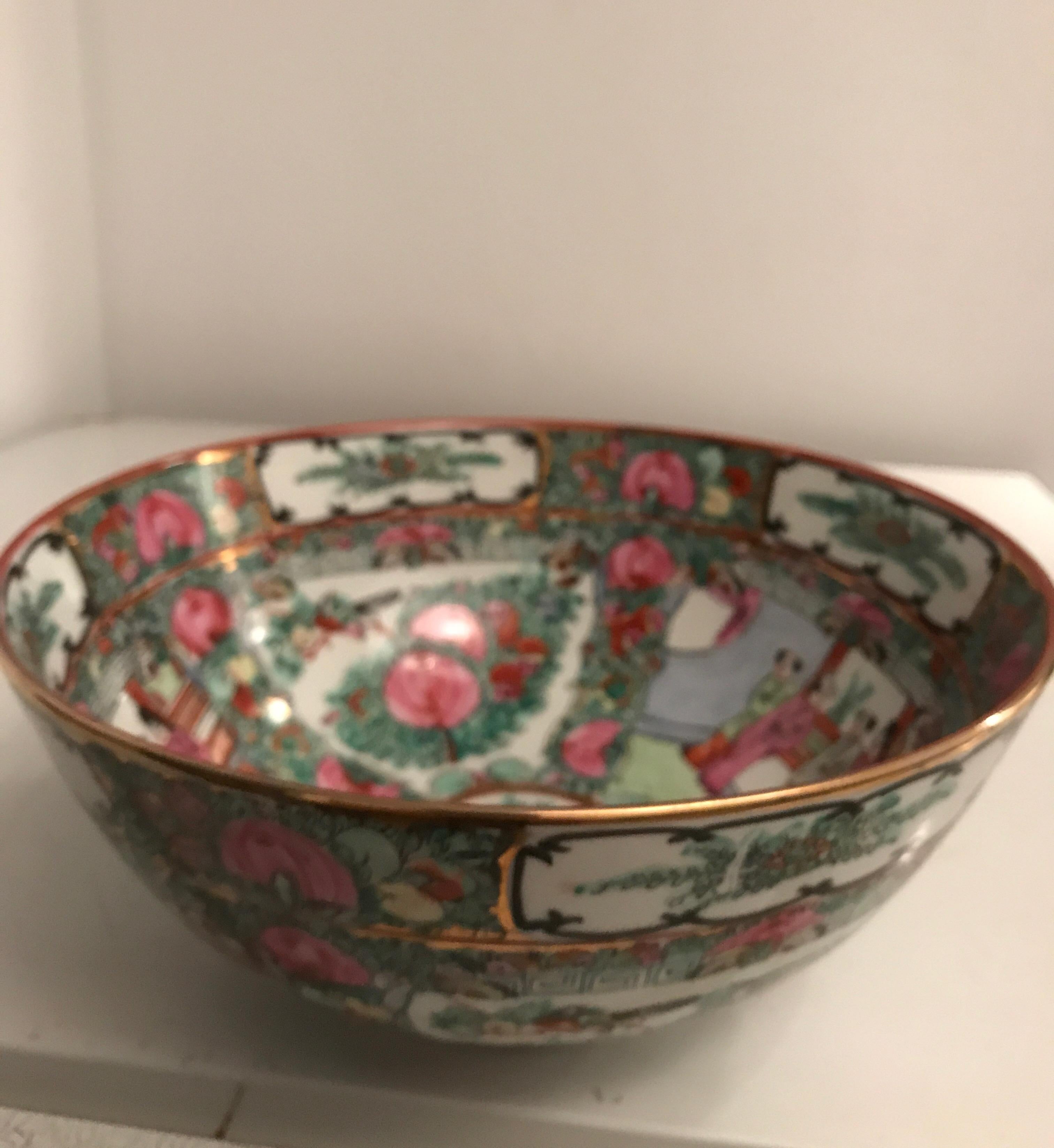 Canton Famille Rose Chinese Export Porcelain Centerpiece Bowl In Good Condition For Sale In Chicago, IL