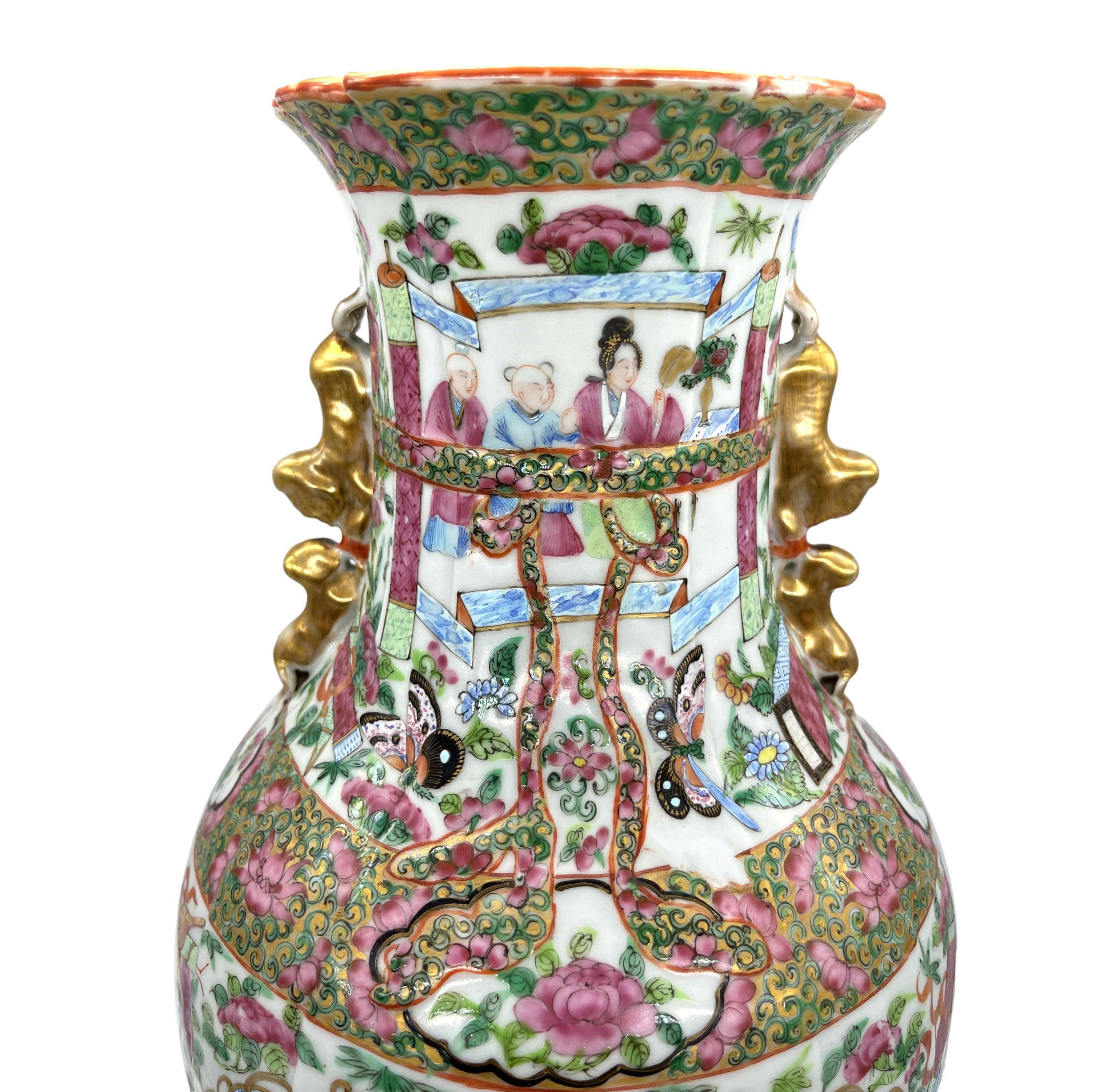 Porcelaine Vase mandarin Famille Rose de Canton, corps cannelé et partie supérieure Castellated, vers 1840 en vente