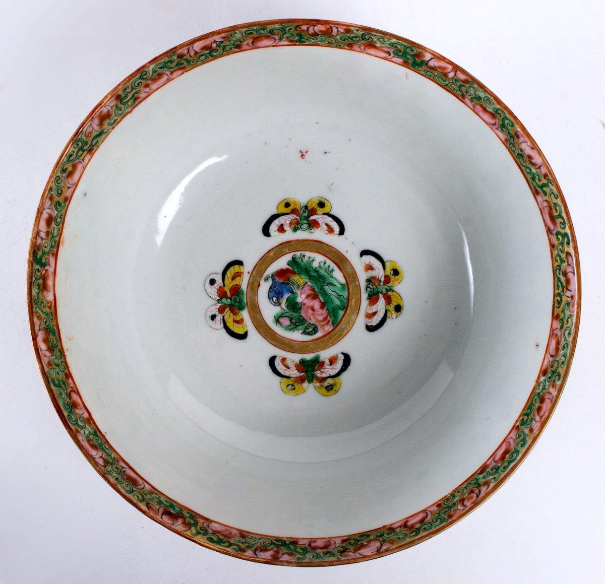 Lovely polychrome porcelain bowl from Canton. We find on this Canton porcelain the characteristic decoration painted on a white background representing large polylobed medallions or cartridges alternating palace scenes and nature decorations with