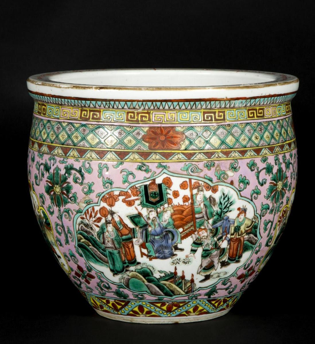 Canton porcelain cache pot, 20th century.

Canton porcelain fish bowl, early 20th century.

Dimensions h: 23cm, d: 26cm