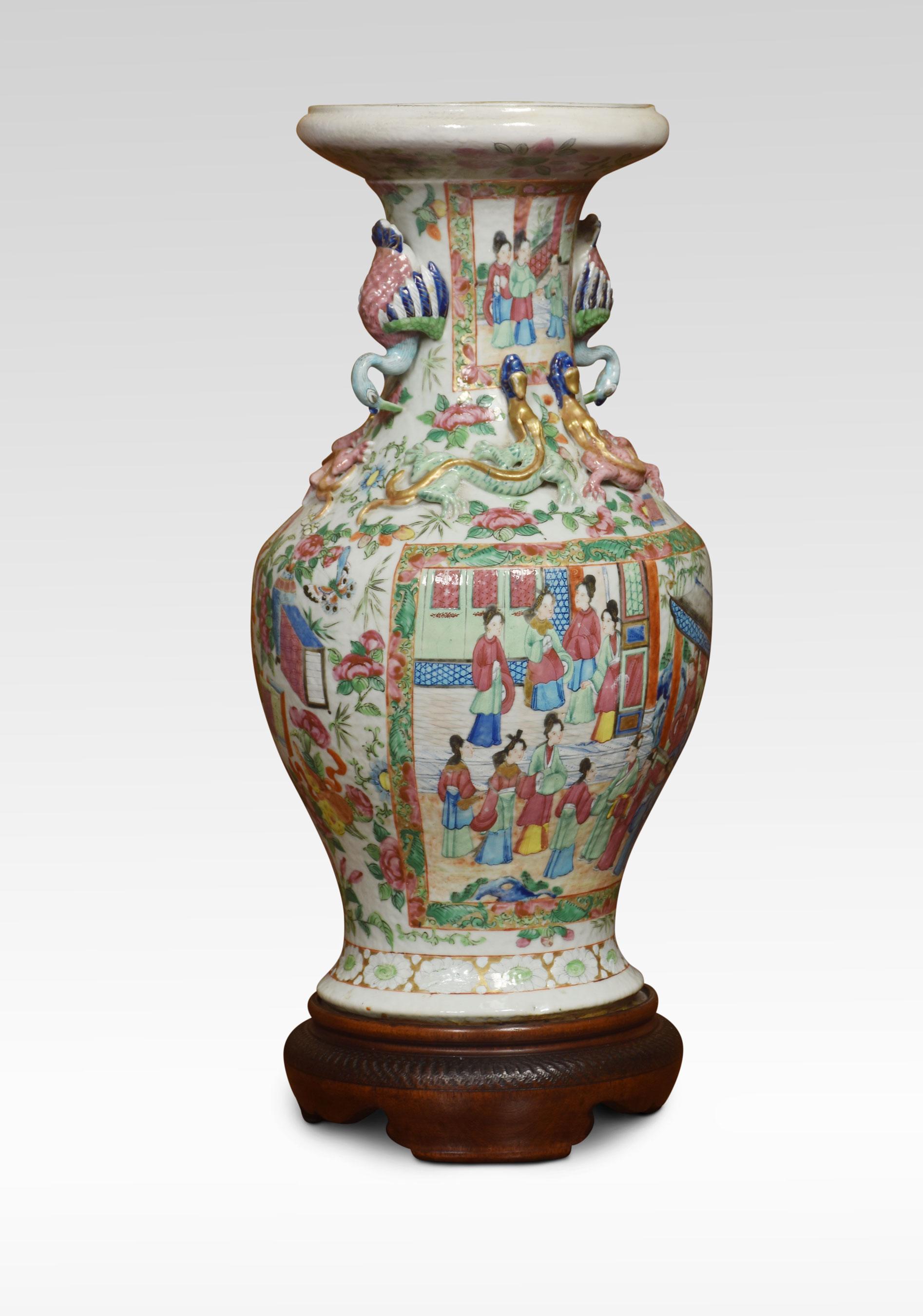 Cantonese Famille Rose Vases In Good Condition For Sale In Cheshire, GB